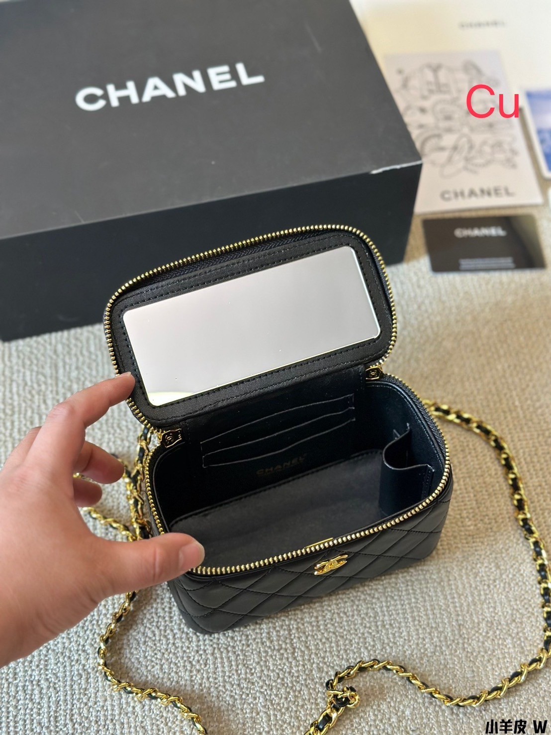 CHANEL Vanity Top Handle Bag / Chanel makeup bag กระเป๋าใส่เครื่องสำอางค์สวยหรู น่ารักลูกคุณหนูต้องยกให้ใบนี้เลยค่า น้องโดดเด่นที่หูจับโซ่สีทองสวยเงางาม ด้านในกว้างขวาง จะใช้เองหรือเป็นของขวัญ ของฝาก แนะนำรุ่นนี้เลยค่ะ!