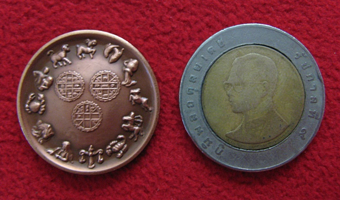 เหรียญเทวดาพระราหูทรงครุฑ สถาบันพยากรณ์ศาสตร์ เนื้อทองแดงรมดำ(พิมพ์ใหญ่) ขนาด 2.5 เซนติเมตรค่ะ