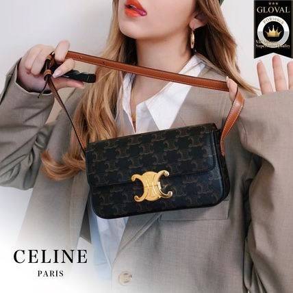 VIP 】CELINE TRIOMPHE SHOULDER BAG IN TRIOMPHE อีกหนึ่งผลงานการออกแบบของ Hedi Slimane ที่ได้ดึงเอาเอกลักษณ์ต่าง ๆ ของ CELINE ออกมาและทำการตีความหมายใหม่จนได้กระเป๋าเรียบหรูและดูทันสมัย ให้คุณเลือกสะพายในชีวิตประจำวันเข้ากับการแต่งตัวสบาย ๆ หรือจะสะพายออกงา