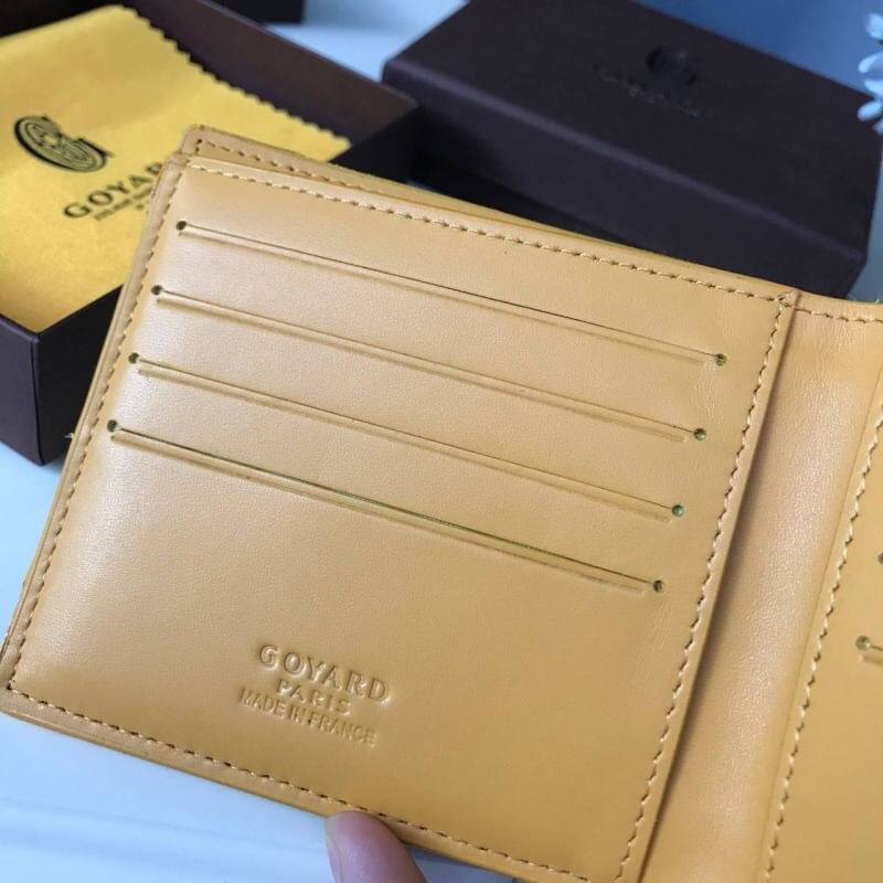VIP GIFT 】GOYARD Victoire Bifold Wallet กระเป๋าสตางค์ผู้ชายใบสั้น พร้อมส่ง 6 สี พร้อมกล่องสวยหรูน่าใช้มากค่ะ อีกรุ่นที่ยอดขายไม่เคยตก 🤑🤑 ใบจริงดูผู้ดี ดูแพง!! ภายในมีช่องใส่บัตรได้เยอะ ใส่ธนบัตรได้ทุกใบ ห้ามพลาดจร้าา!! ((รุ่นเดินด้ายโทนสีเ