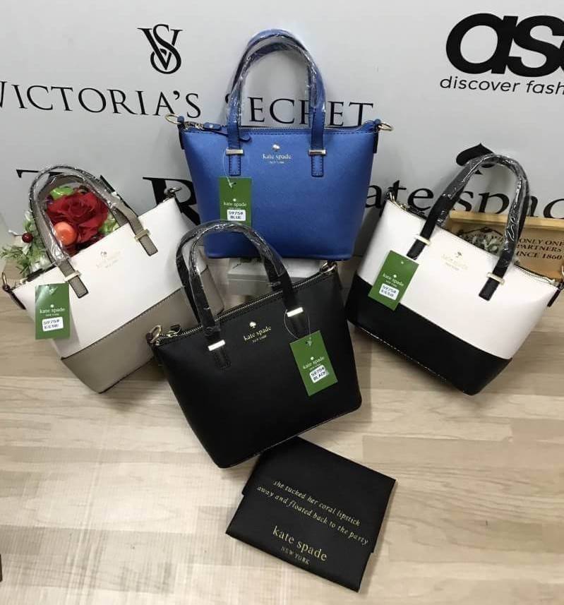 Kate Spade New York Cedar steet Harmony Body Bag กระเป๋าถือหรือสะพาย หนัง Saffiano ความยาวสายโซ่ต่อหนัง100cm. ถอดออกได้ ความสูงของหูจับ14cm ภายในมีช่องซิปและช่องเล็ก มีหมุดรองฐานกันรอย 4 มุม อะไหล่ทองทั้งใบ ขนาดกำลังดี ใส่ของจุกจิก มินิไอแพคได้ค่ะ