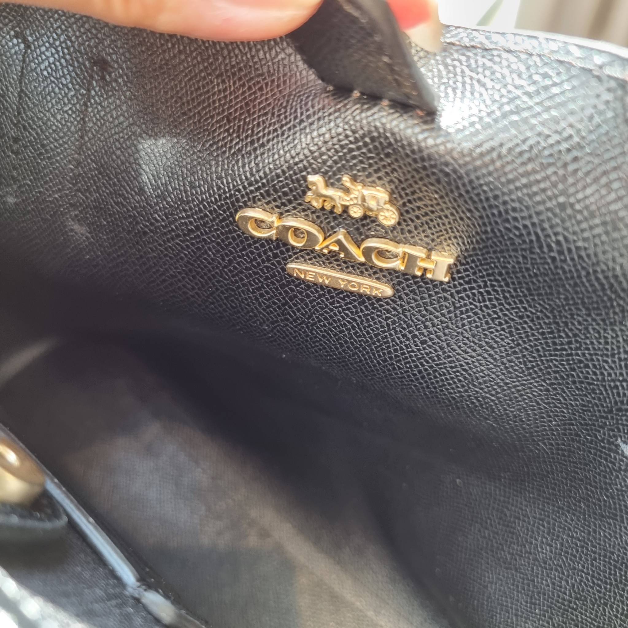 OUTLET 】COACH 73293 MINI AVENUE CARRYALL IN SIGNATURE CANVAS กระเป๋าสะพายรุ่นคลาสสิค คัมแบคแล้วจ้าแม่!! ไซส์กำลังสวย วัสดุหนังแคนวาสคุณภาพดี ด้านข้างเก็บทรงได้ เปิด-ปิดด้วยกระดุมแม่เหล็ก ใช้งานง่าย มีช่องซิป ใบนี้เห็นเล็กๆ แต่จุได้เยอะพอสมควรเลยน้า ɣ