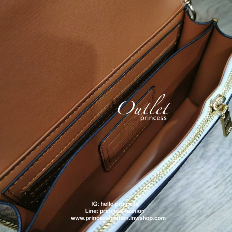 DISNEY X COACH Crossbody Bag 2019 New in! กระเป๋าสะพายคอลเลคชั่นสุดพิเศษ Limited Edition จาก Coach Factory ร่วมกับ Disney ทรงเหลี่ยม วัสดุหนัง texture ลายสวย วางอยู่ทรง ดีไซน์ ลายตัวการ์ตูนดิสนีย์ทั้ง 2 character เปิดปิดด้วยฝาปิด กระดุมแม่เหล็ก ภายในแบ่งช