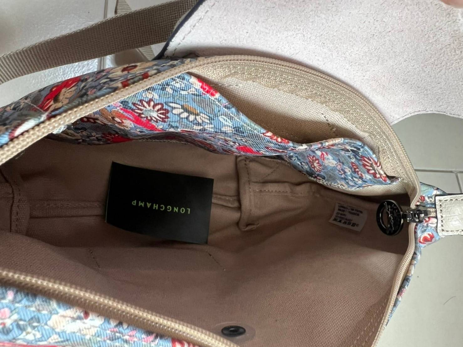 Longchamp X Eu Backpack กระเป๋าเป้สะพายหลังลายดอกๆไม้ วัสดุผ้าฝ้าย อะไหล่สีดำ กระเป๋าเป้แบบลำลองสำหรับสตรีซึ่งนำรูปทรงอันเป็นเอกลักษณ์ของ Le Pliage มาปรับใช้กับทุกสถานการณ์ อุปกรณ์เสริมที่ใช้งานได้จริงนี้มีสายรัดปรับระดับได้และที่จับช่วยให้ สะพายข้างหรือส