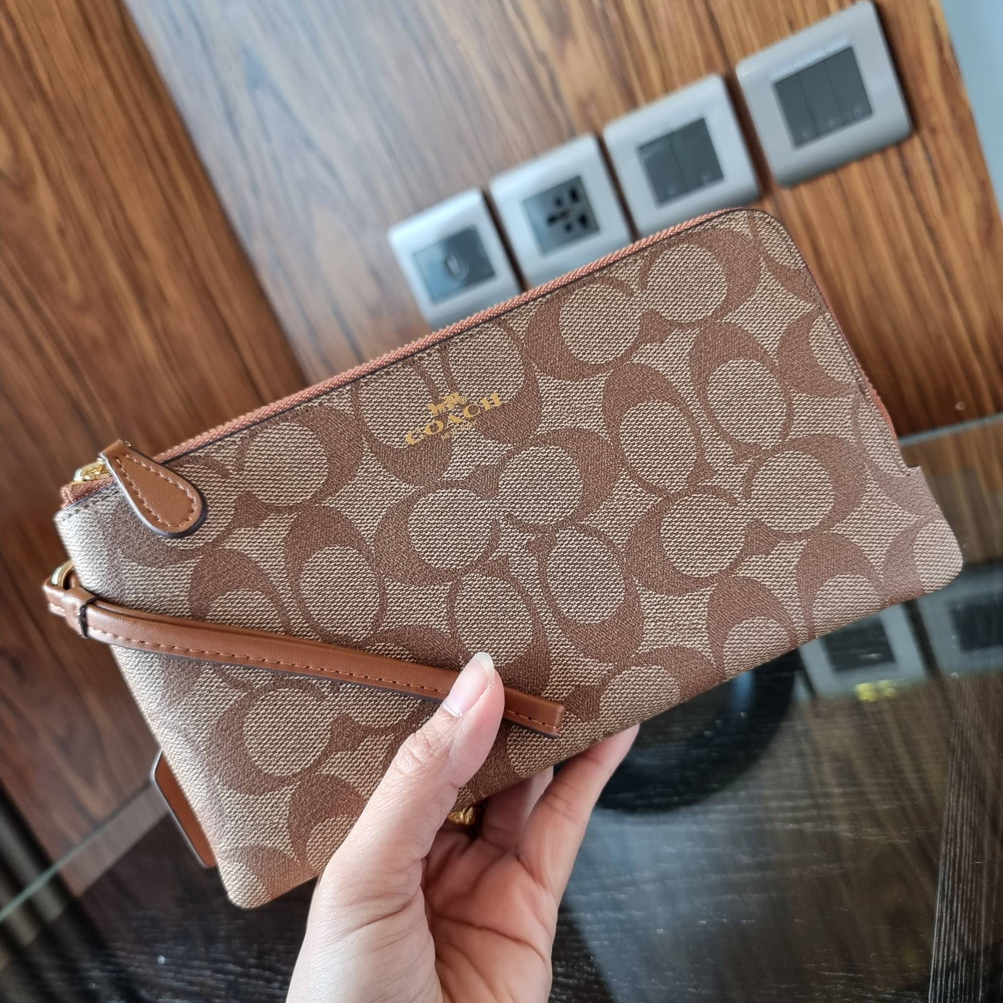 COACH F54057 DOUBLE ZIP WALLET IN SIGNATURE กระเป๋าคล้องมือ size L ใบนี้ใส่มือถือได้ทุกรุ่น ขนาดกำลังดี พกพาสะดวกมากๆ วัสดุหนังสังเคราะห์ ภายในเป็นผ้าสีสวยคม ใส่ธนบัตร ใส่บัตรได้เยอะ ใส่มือถือได้สบายๆทุกรุ่น ตอบโจทย์สาวๆที่ไม่ชอบพกเยอะวุ่นวายจ้า ใบนี้เอาอ