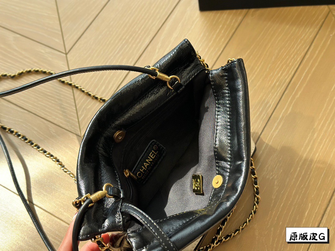 CHANEL 22 shoulder hobo tote / Chanel 22 Mini Handbag กระเป๋าโฮโบทรงโท้ทมินิ สีใหม่ทูโทนตัดขาวดำ เกรดออริ สลับแท้ 1:1 ใช้งานต่างประเทศได้
