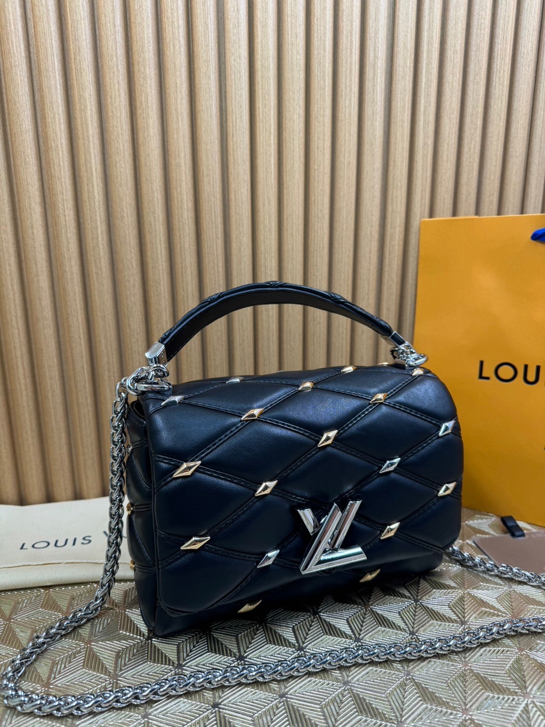 พร้อมส่ง 3 สี LV Twist Bag 24cm / LV GO-14 กระเป๋าหนังบุนวมอันเป็นเอกลักษณ์ของเมซง เกรดออริจินอล 1:1 สลับแท้ ภาพถ่ายจากงานขายจริง