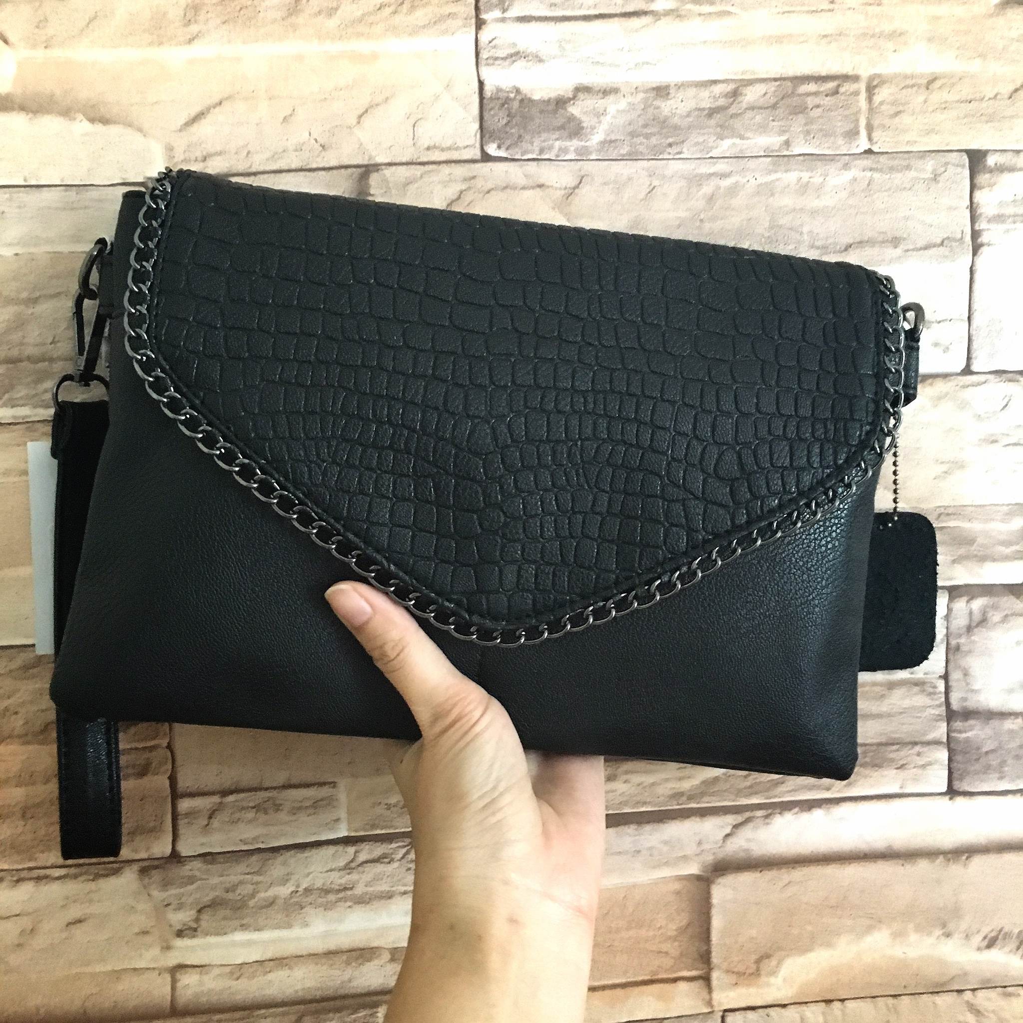 เอาใจสาวๆ ที่ต้องการหากระเป๋าสะพายทรงนี้ สีดำ อะไหล่ดำ เรียบหรูมากคะ จากแบรนด์ Parfois ตัวกระเป๋าสะพาย ปรับเก็บสายถือเป็น clutch bag ได้คะ มีสายคล้องข้อมือ ขนาดกะทัดรัด พร้อมช่องแยกเก็บของถึง 3 ช่องใหญ่ ใส่ กระเป๋ายาว มือถือ iphone 6 plus ได้คะ น้ำหนักเบา