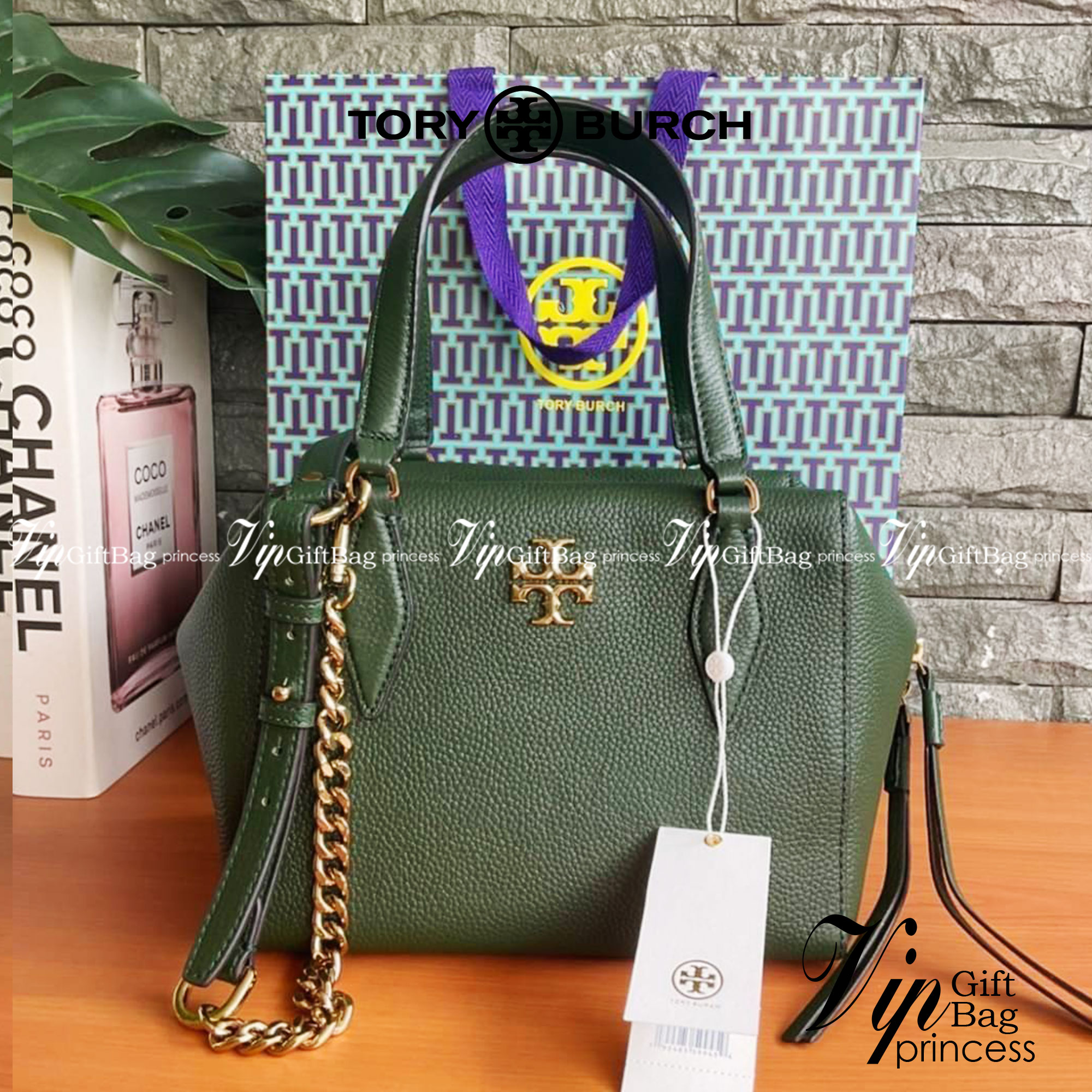 TORY BURCH KIRA PEBBLED SATCHEL BAG รุ่น 74650 กระเป๋าสะพาย Crossbody หนัง togo อะไหล่ทอง ทรงสวยสุดฮิต เป็นรูปทรงใหม่ มาแรงที่สุดในตอนนี้!! สัมผัสนุ่มมือ ตั้งอยู่ทรง ออกแบบเก๋ไก๋ สามารถปรับใช้ได้ 2 แบบ ไม่เหมือนใคร เปิดปิดด้วยซิป ภายในบุผ้าอย่างดี ช่องหลั