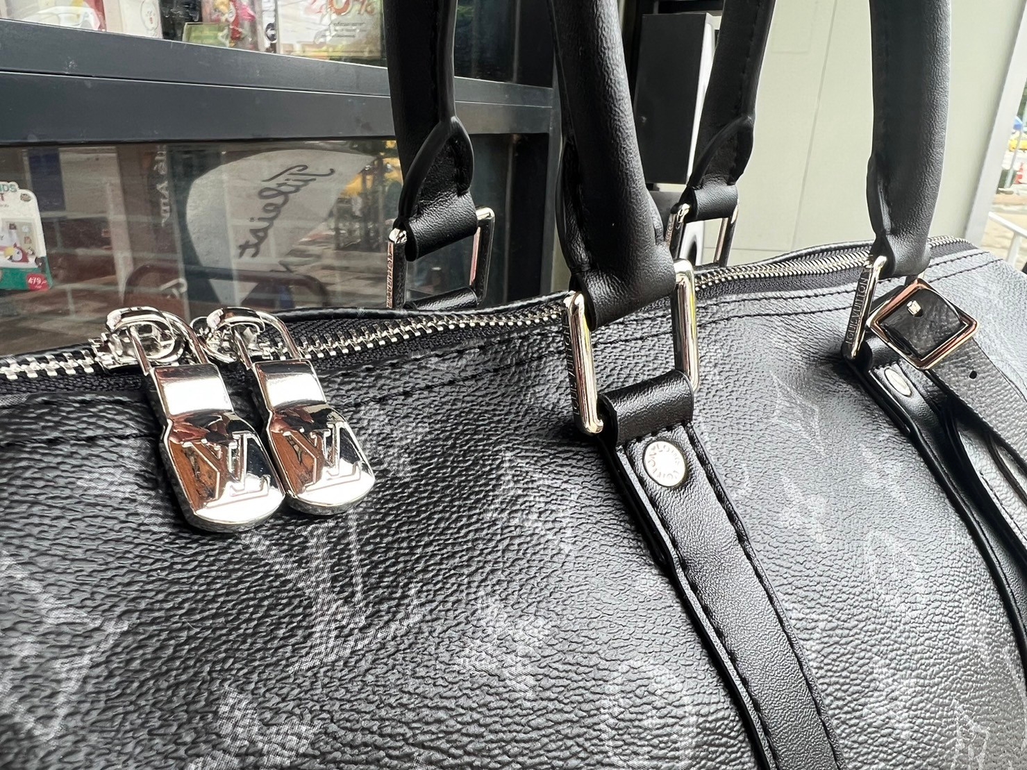 LV Keepall Bandouliere / LV Travel Bag พร้อมส่ง กระเป๋าเดินทางสุดคลาสสิค เรียบหรูมีระดับในวัสดุ Monogram Eclipse แคนวาส