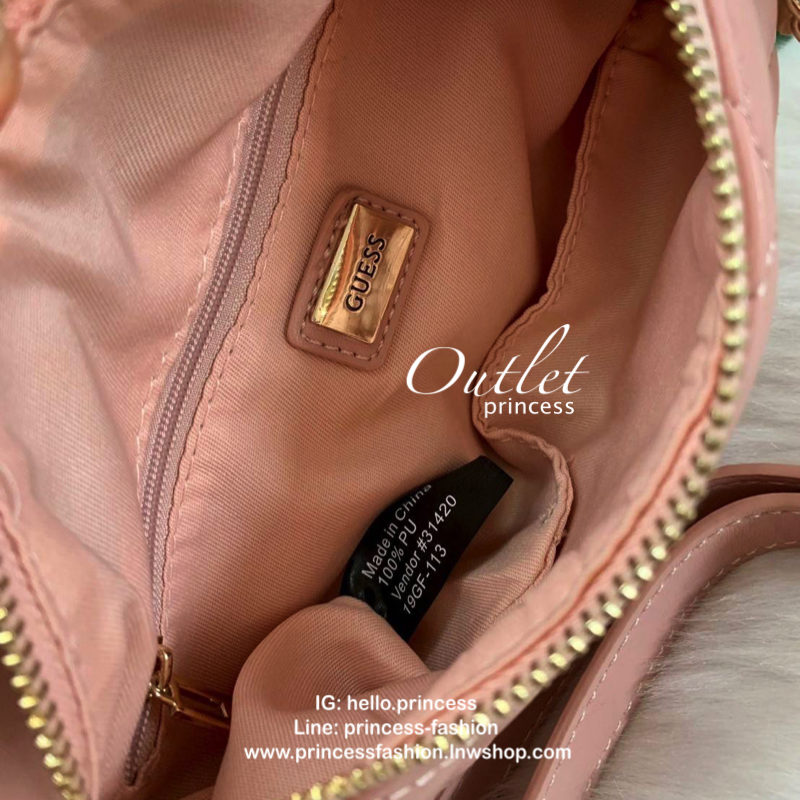 GUESS KYLI FANNY PACK BELT BAG 🍭รุ่นแนะนำค่ะ!! กระเป๋าคาดเอว//คาดอก//สะพายข้างได้ ค่ะ วัสดุหนังลายนวม หนังนิ่มมือดีมากๆค่ะ ด้านหน้ามีอะไหล่โลโก้แบรนด์ พร้อมช่องซิปหลักใส่ของ ตรงซิปมีสายโซ่ห้อยอะไหล่แบรนด์เพิ่มความหรูมาให้ค่ะ ภายในช่องสามารถใส่มือถ