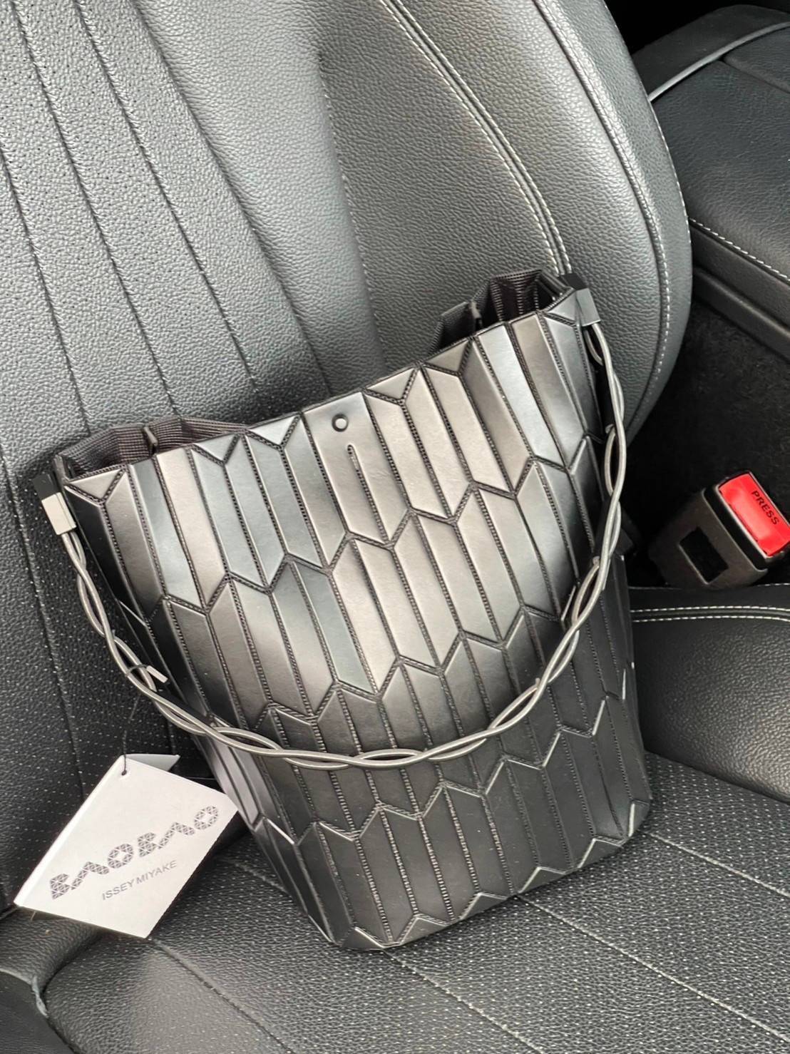 Large : Baobao Issey Miyake Large Bucket กระเป๋าบัคเก็ตขนาดใหญ่สามารถใช้ใส่ร่มพับได้หรือขวดน้ำขนาดเล็กได้ ซีรีย์ใหม่นี้มีจุดเด่นที่แผ่นรูปทรงสี่เหลี่ยมด้านขนานในแนวตั้ง เกิดเป็นรูปทรงสามมิติซึ่งแตกต่างไปจากรูปทรงที่เกิดขึ้นจากแผ่นสามเหลี่ยม หูหิ้วสามารถขย