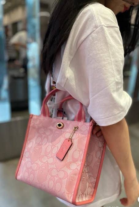 Coach Bape X Coach Tote 22 In Signature Jacquard กระเป๋าถือและครอสบอดี้โท้ทมินิไซส์ รุ่นใหม่สุดฮอต!! ใบจริงคือน่ารักม้ากกกก!! สวยอยู่ทรง มี 2 สี น่ารักน่าใช้ วัสดุหนังแคนวาส มาพร้อมหูจับในตัวและสายสะพายข้าง ถอดออกหิ้วเก๋ๆก็ได้ หรือสะพายถ่ายรูปชิคๆก็ดูดี ล