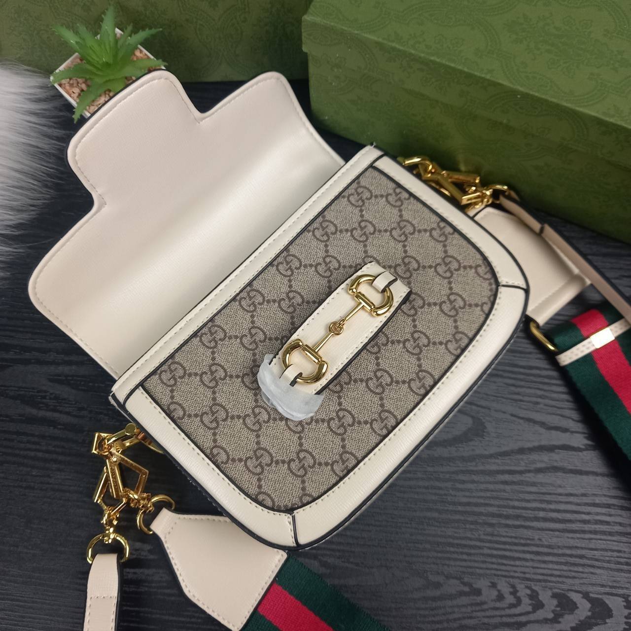 GUCCI HORSEBIT 1955 MINI BAG กระเป๋า crossbody รุ่นฮิต สุดหรูหรา คลาสสิค จุของสำคัญได้เยอะ มาพร้อมสายสะพายยาว 2 เส้น สามารถ ปรับระดับได้ ถอดออกได้ รุ่นนี้ใช้งานดีมาก บอกต่อกันถึงที่สุด ใช้ได้ทุกโอกาส เป็นอีกรุ่นที่โดดเด่นมากๆ