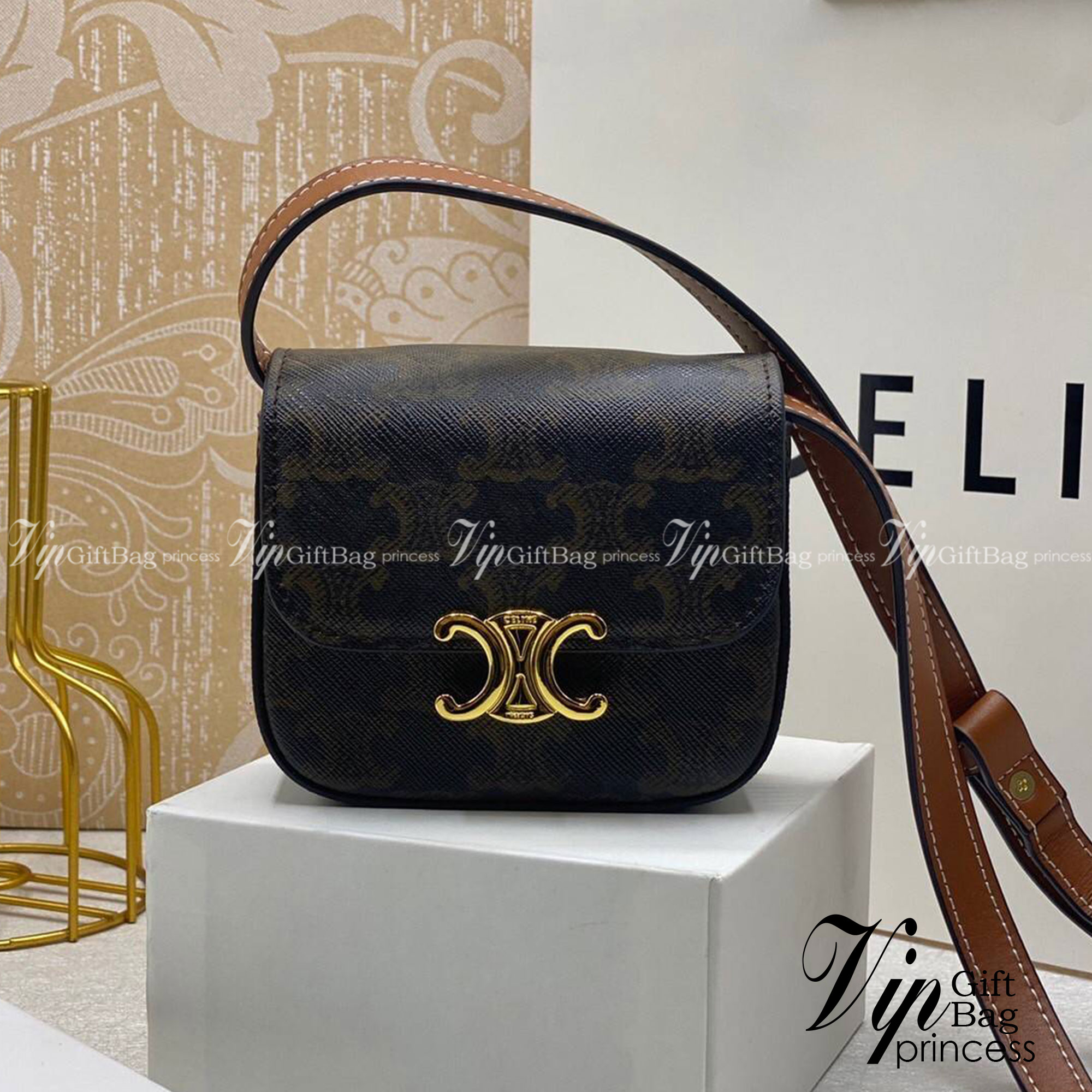CELINE MINI TRIOMPHE IN TRIOMPHE Shiny calfskin เกรดออริจินอล กระเป๋ามินิทรงชิค ดีไซน์รูปกล่องสุดแสนมินิมอล สามารถสะพายแบบ Crossbody และยังเป็น Belt Bagได้อีกด้วย วัสดุแคนวาสลาย Triomphe แบบไม่มีตกยุค