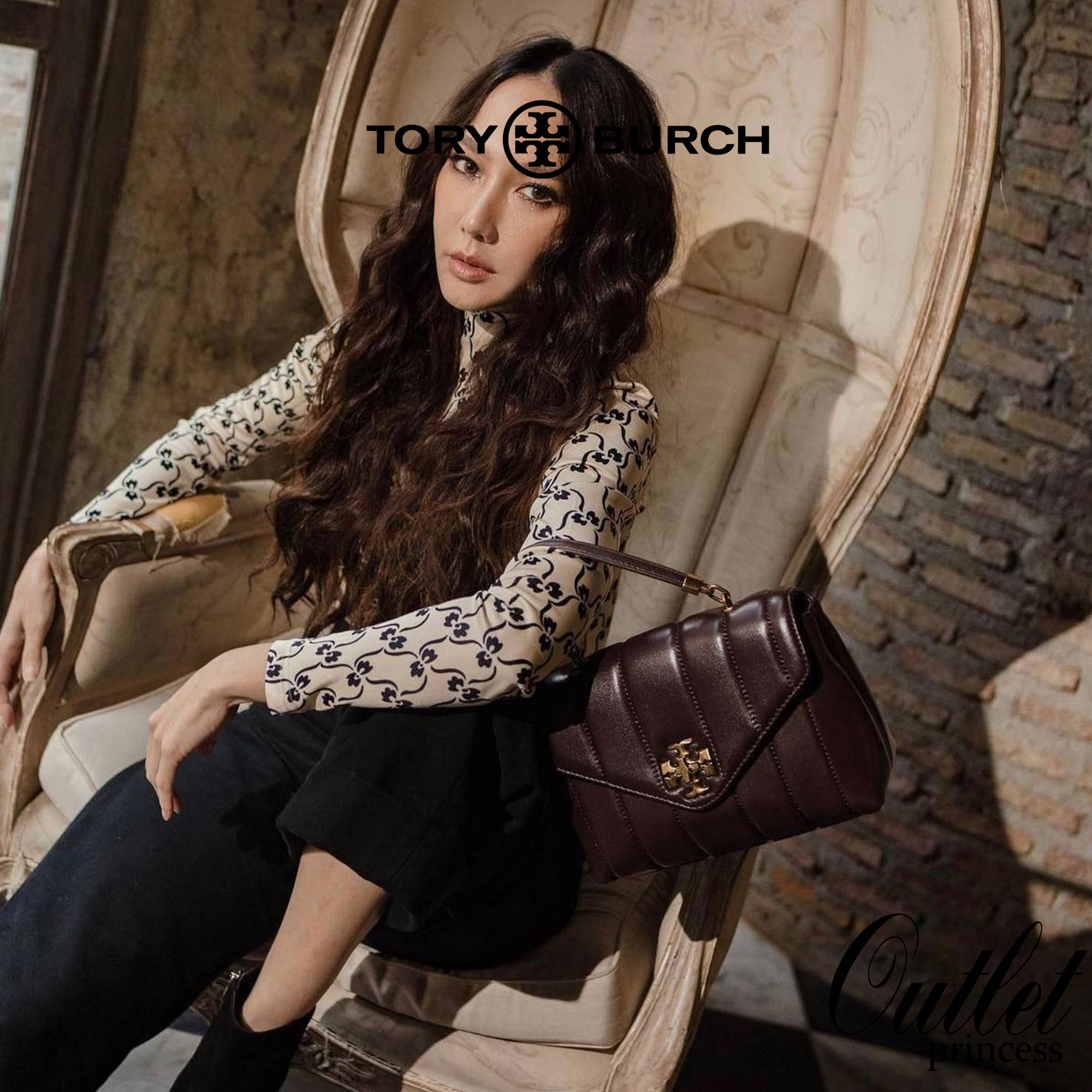 TORY BURCH KIRA QUILTED SMALL BAG พร้อมส่งที่ไทย ไม่ผิดหวังแน่นอนค่ะ! กระเป๋าหิ้วหรือสะพายข้างได้ วัสดุหนังแกะแท้ทั้งใบ ((หนังแกะจะมีคุณภาพดีเงานิ่มและแพงกว่าหนังวัวจ้า)) หนังนิ่มสวยงามมากๆค่ะ เปิดปิดกระเป๋าแบบหมุนล็อคแบบโลโก้แบรนด์ ใช้อะไหล่คลาสสิคดูหรูเ