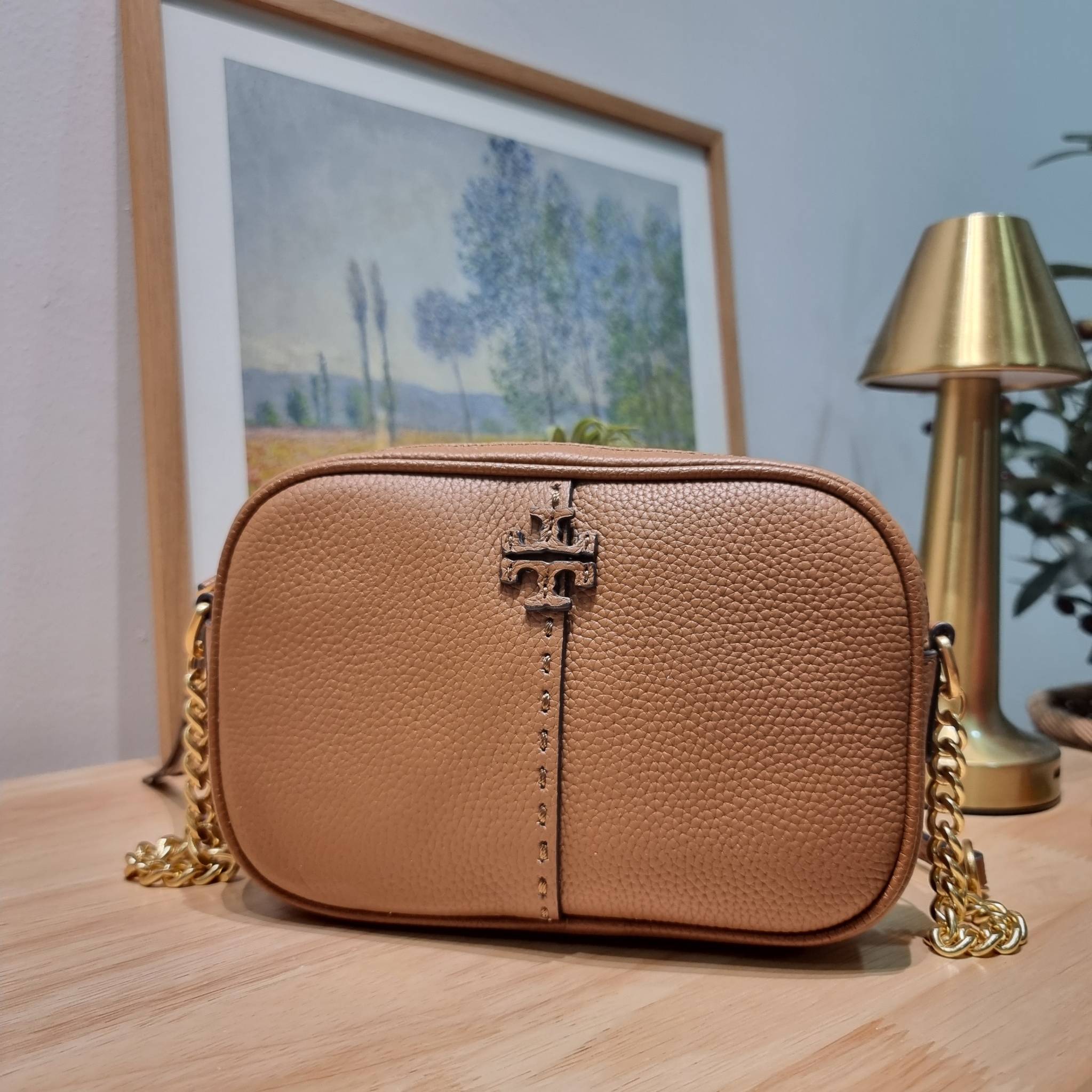 TORY BURCH MCGRAW CAMERA BAG ใหม่จากคอลเลคชั่นสุดคลาสสิค กับกระเป๋าสะพายข้าง ทรงกล่องไซส์กะทัดรัด น้ำหนักเบา ใช้งานง่ายด้วยซิปรูดเปิดปิด แมทช์ได้กับทุกสไตล์การแต่งตัว