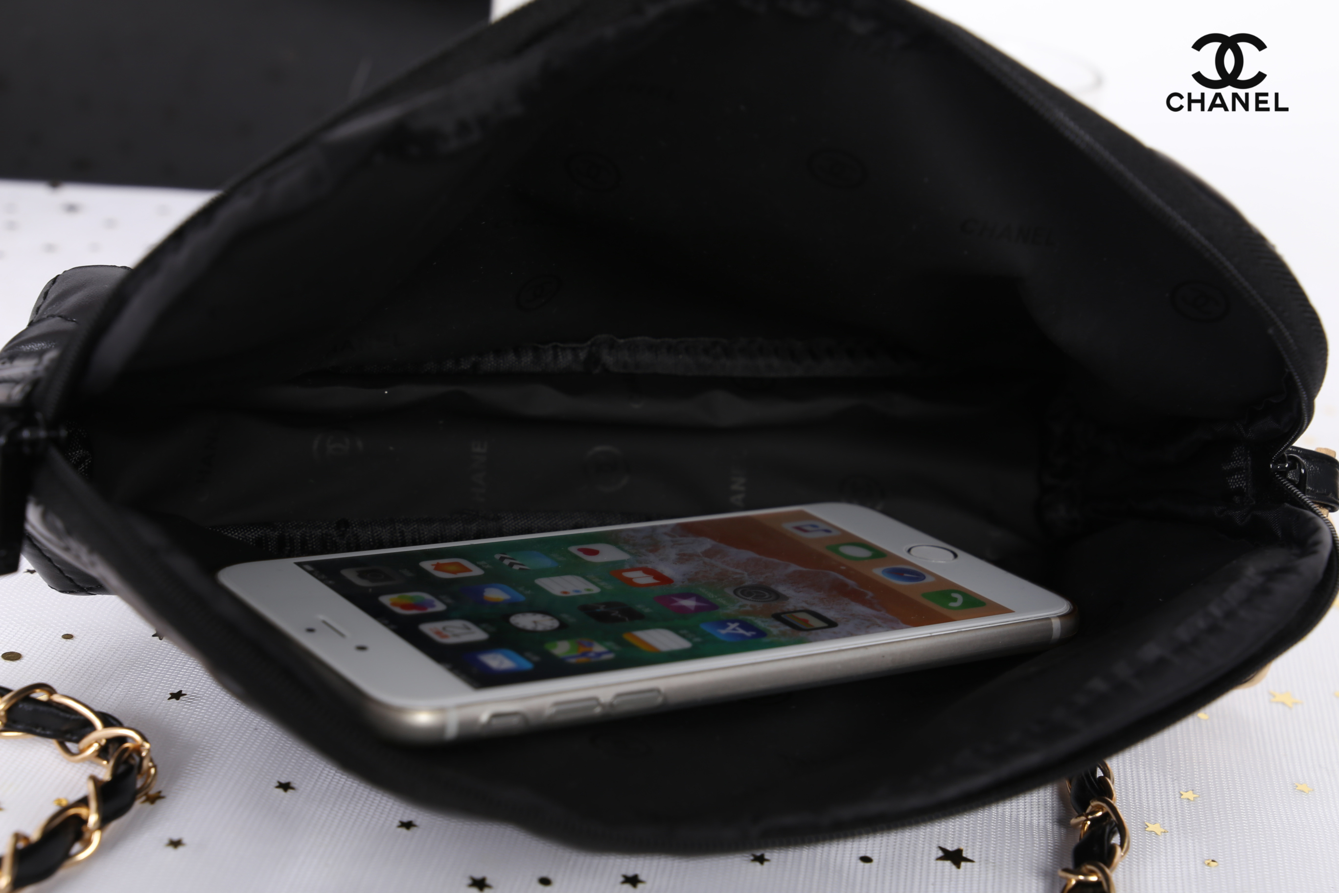 Chanel Quilted Leather Crossbody Bag with gift box สินค้าเป็นของแท้ ใหม่จากเค้าเตอร์เครื่องสำอาง/น้ำหอมแบรนด์ กระเป๋าแบรนด์ Chanel VIP Gift Bag ทำจากหนัง หัวซิปปั้มโลโก้แบรนด์ มาพร้อมสายยาว สายโซ่อะไหล่ทองยาว Crossbody สายถอดเก็บได้ ด้านในบุผ้า ปั้มแบรนด์