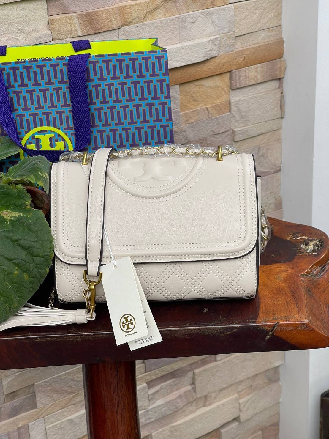 TORY BURCH Fleming Convertible Shoulder Bag ดีไซน์น่ารัก ดูแพงไม่เป็นรองใคร ใช้ได้ทั้งทั่วไปและออกงาน สาว ๆ คนไหนที่กำลังมองหากระเป๋าสะพายไหล่น่ารัก ๆ สักใบที่มีดีไซน์โดดเด่น สะดุดตาล่ะก็ไม่ควรพลาดกับ Collection นี้เลยค่ะ เพราะ Fleming นั้นเป็นรุ่นที่เรีย