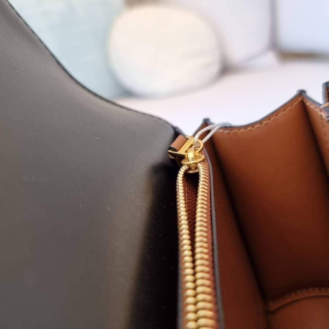 TORY BURCH ELEANOR SMALL CONVERTIBLE SHOULDER BAG ฮอตไอเท็ม รุ่นนี้ขายดีขายหมด สวยหรู คุณหนู ผู้ดี!! หายากมากแล้วน้า กระเป๋าสะพายข้าง ดีไซน์อยู่ทรง ขนาดกำลังสะดวกใช้สำหรับสาว วัสดุหนังแท้เต็มใบ สีทูโทน เปิด-ปิดด้วยแถบแม่เหล็ก ภายในแบ่งสัดส่วนได้เป็นอย่างด