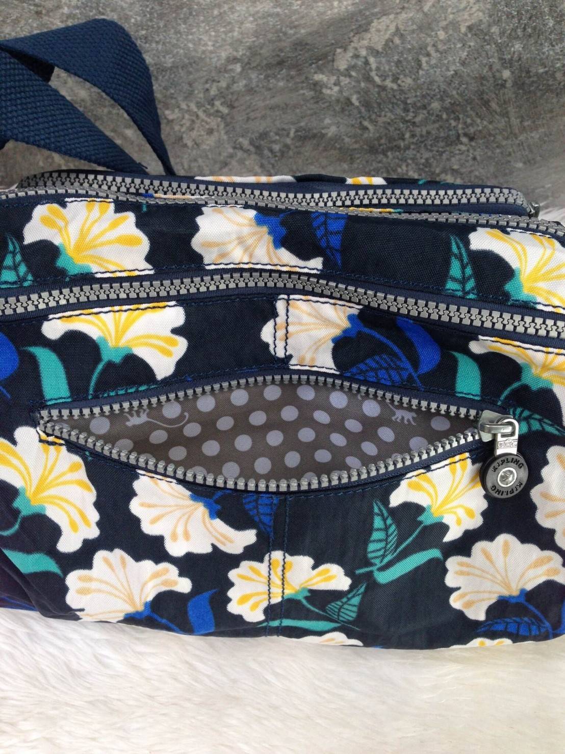 กระเป๋าสะพาย KIPLING รุ่น Reth วัสดุไนล่อนคุณภาพดี มาพร้อมดีไซน์ทันสมัย และสามารถใช้งานได้อย่างดี เข้ากับทุกการแต่งตัว โดดเด่นด้วยพื้นที่ภายในและช่องต่างๆ ที่ให้คุณจัดเก็บของสำคัญได้ครบถ้วน ไม่ว่าจะเป็นมือถือ ปากกา หรือไอเท็มจำเป็นของคุณ สายสามารถปรับและถ