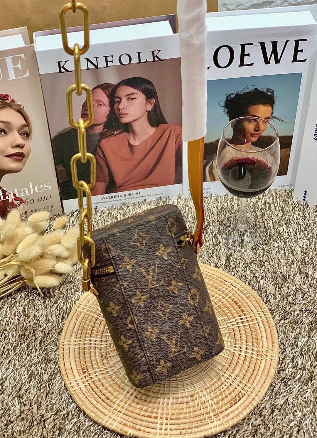 สวยม๊ากก อยากให้มีจริงจ้าา LOUIS VUITTON VIRGIL ABLOH PHONE BOX MONOGRAM BROWN LEGACY BAG 📣พร้อมส่งที่ไทยอีกครั้ง พลาดรอบนี้ รอนานเลยน๊าา! ต้องบอกเลยรุ่นนี้หนุ่มๆสาวๆ ยุคนี้ค่องมีคิดตัวค่าา แค่อะไหล่ก็หรูไปเกินครึ่งแล้วค่าา😁