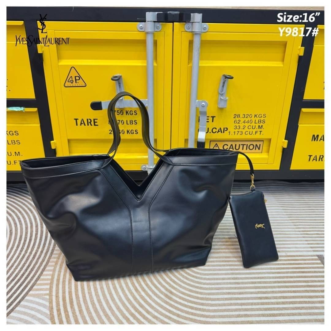 YSL Y TOTE IN LEATHER BAG กระเป๋าสะพายทรงโท้ทใบใหญ่ รุ่นใหม่ล่าสุด งานหนังสวยเต็มใบ ดีไซส์เรียบหรูดูแพงอย่างแท้จริง ภายในโล่งกว้างมาก จุของได้เยอะสุด เอาใจสายแบกแต่ยังคงความหรูไว้ในตัวอย่างแน่นอน