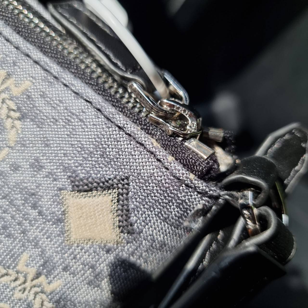 M.C.M MINI SHOULDER BAG IN VINTAGE JACQUARD MONOGRAM คอลเลคชั่นใหม่ล่าสุด โดดเด่นด้วยลายโมโนแกรม ถักทอบนผ้า woven jacquard กระเป๋าสะพายทรงพอชที่ไม่ธรรมดา มาพร้อมสายสะพายในตัว สามารถปรับใช้ได้ 2 แบบ สายยาวสะพายข้าง หรือจะนำสายเส้นกลางออกและปรับใช้สะพายไหล่