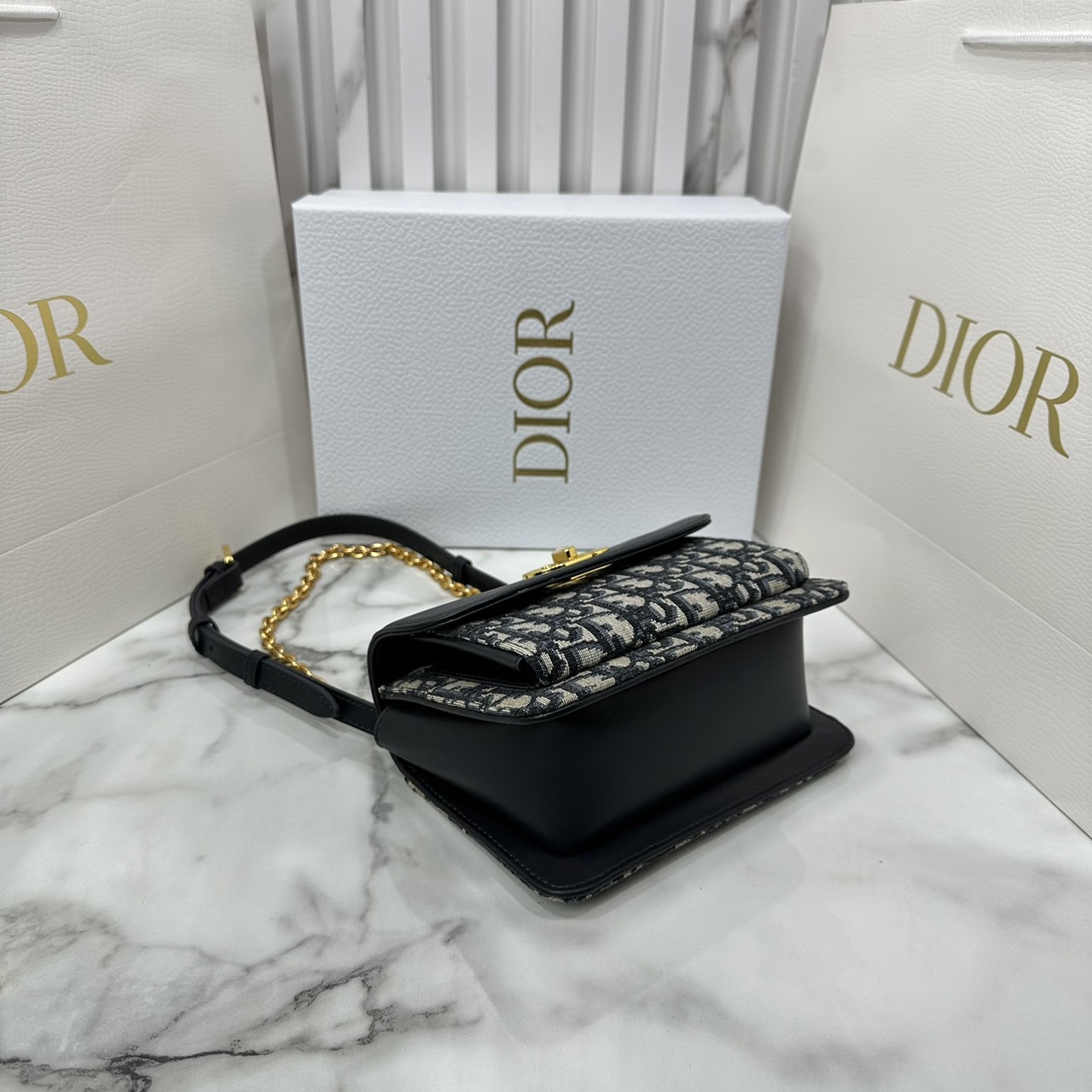DIOR Miss Maddy Mini Bag กระเป๋าสะพายรุ่นใหม่ winter 2024 สวยหรู ดีเทลแพง รุ่นที่ใครเห็นเป็นต้องรัก ดีไซน์เรียบง่าย แต่แฝงความผู้ดี ภายในแบ่งสัดส่วนไว้ดีมาก รับรองว่าประทับใจแน่นอนจ้า