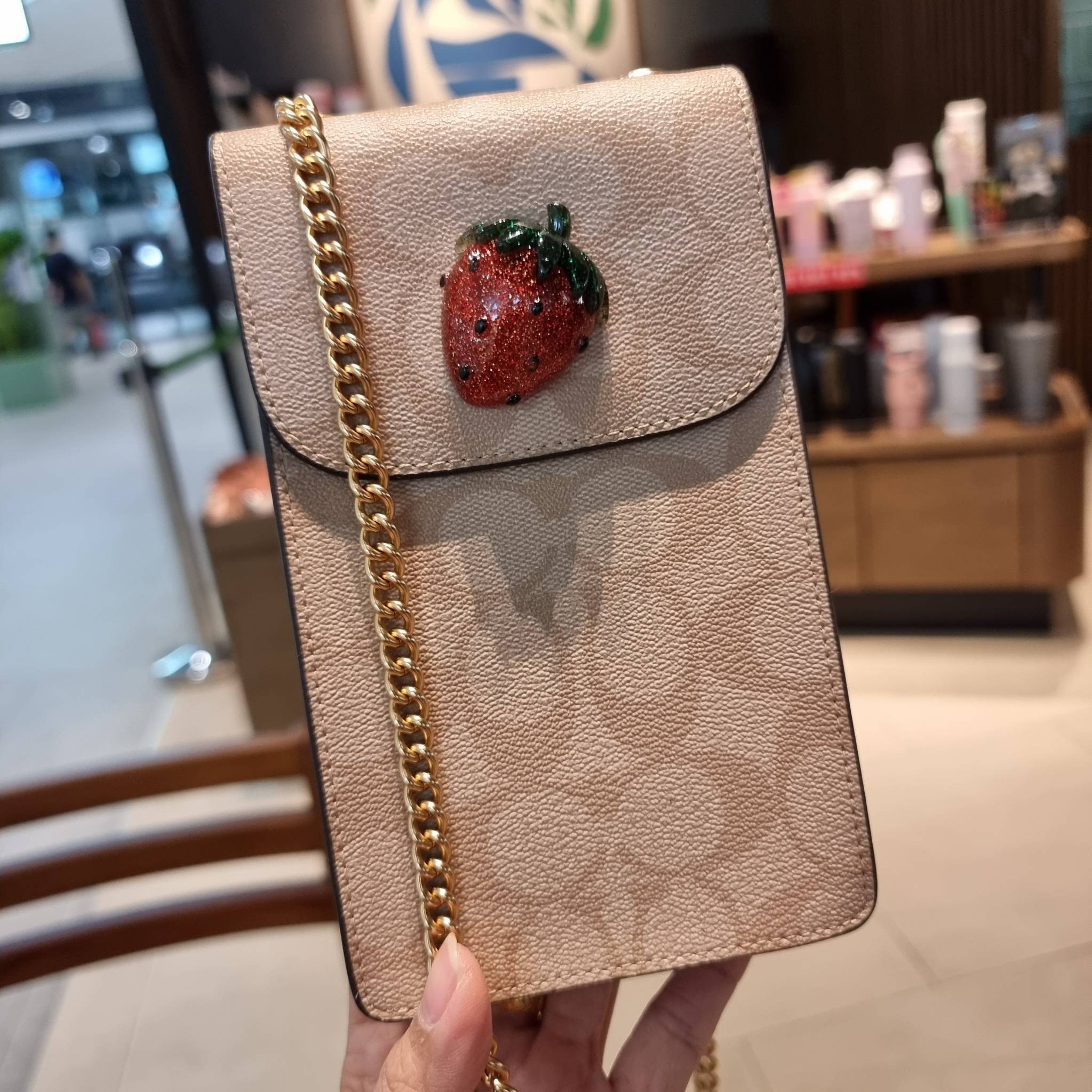 COACH F73486 NORTH/SOUTH PHONE CROSSBODY IN SIGNATURE CANVAS WITH FRUIT 🍒🍓🍋 แจกความสดใสกันอีกครั้ง!! กับกระเป๋าสะพายเอนกประสงค์ Case phone ใส่โทรศัพท์มือถือได้ทุกรุ่น ดีไซน์ลายผลไม้ฉ่ำๆ สวยมีเสน่ห์ 💖 วัสดุหนังแคนวาสคุณภาพ ฝ