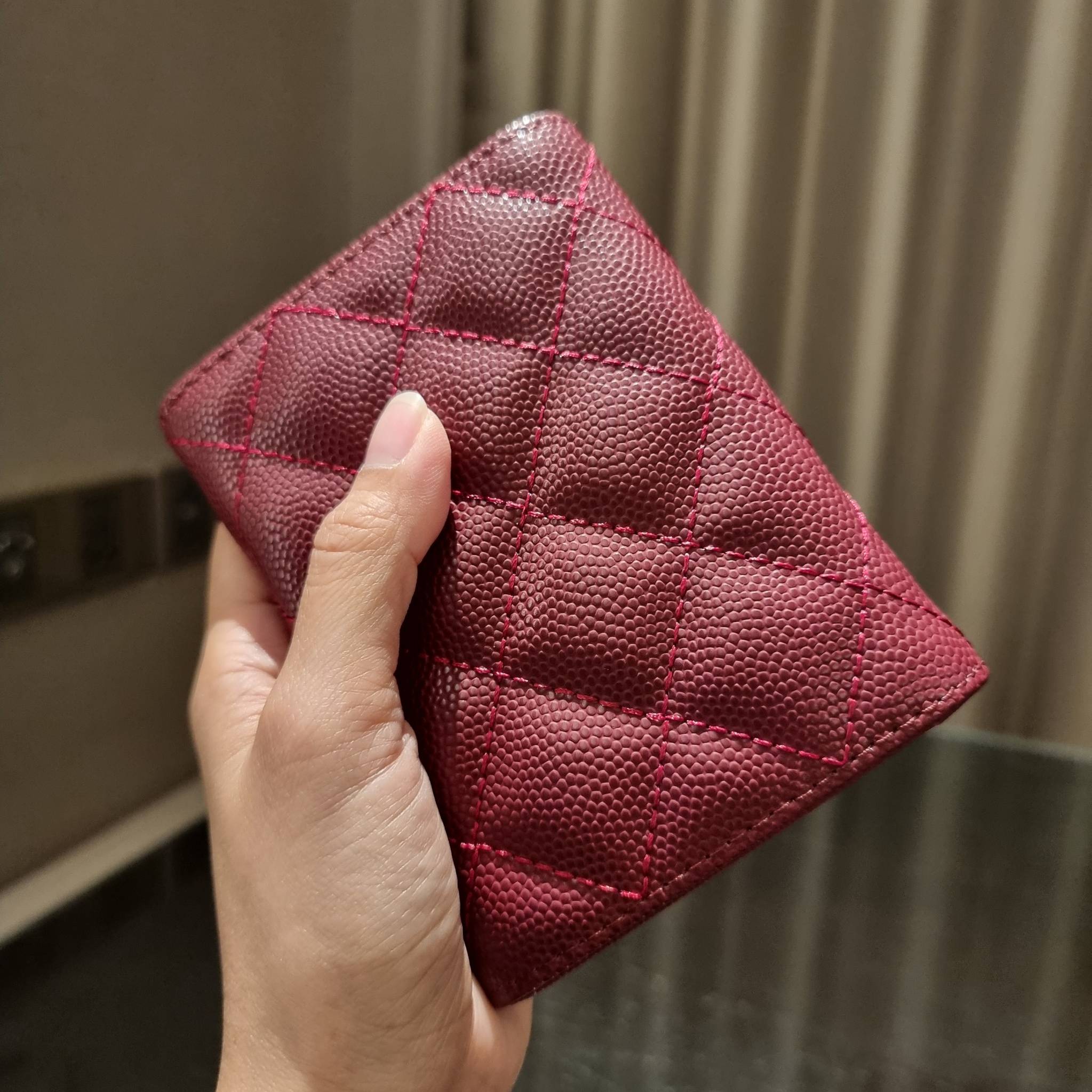 VIP 】มาแล้วจ้า!! รุ่นแนะนำ!! ฮิตติดใจสาวๆ!! กระเป๋าสตางค์ใบสั้นรุ่นฝาพับ จาก Chanel premium for gift เรียบหรู ดูไฮน์ วัสดุหนังสังเคราะห์ลายคาร์เวีย ด้านในเป็นหนังซาฟเฟียโน่ เปิด-ปิดด้วยกระดุมแม่เหล็ก ภายในกระเป๋ามีช่องใส่บัตร ใส่ธนบัตรได้ ดีไซน์เรียบหรูตา