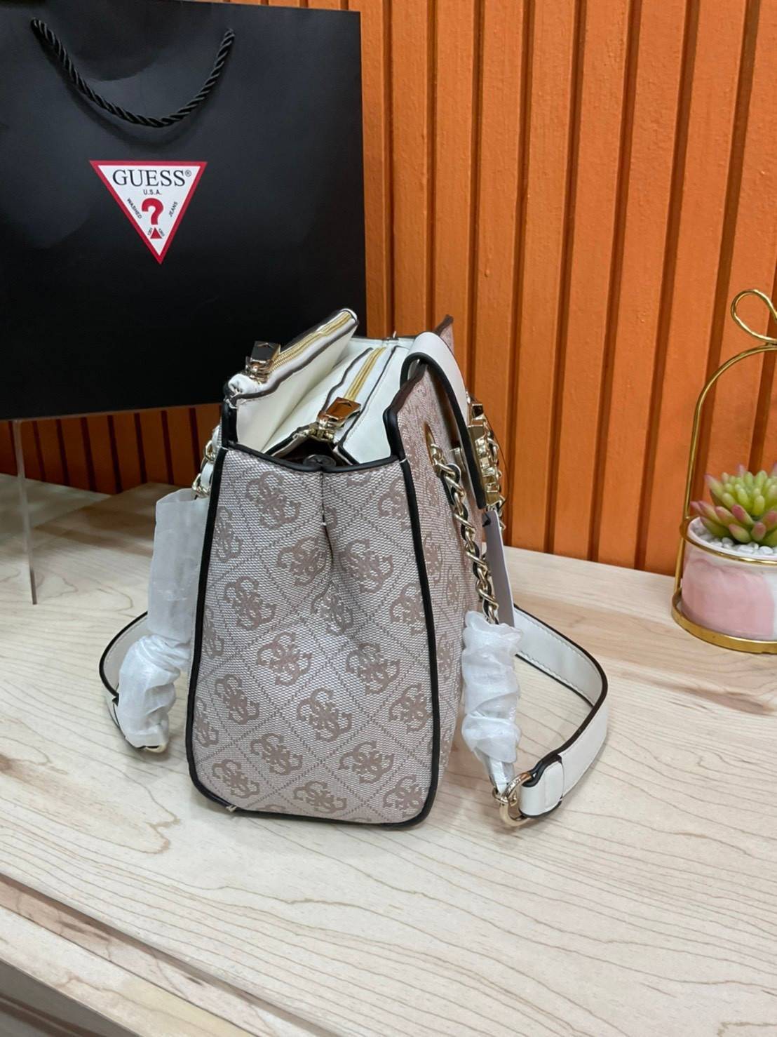 กระเป๋าสะพายไหล่ Guess Logo City Small Society Satchel กระเป๋าสะพายไหล่ ขนาดกำลังดี วัสดุ pu สวยอยู่ทรง มาพร้อมพวงกุญแจน่ารักๆ ถอดออกได้ ด้านหน้าประดับโลโก้แบรนด์ เปิดปิดด้วยซิป มี 2 ช่องหลักใช้งาน ภายในช่องซิปหน้าแยกเป็นสัดส่วนการใช้งาน ซิปช่อง 2 โล่งกว้