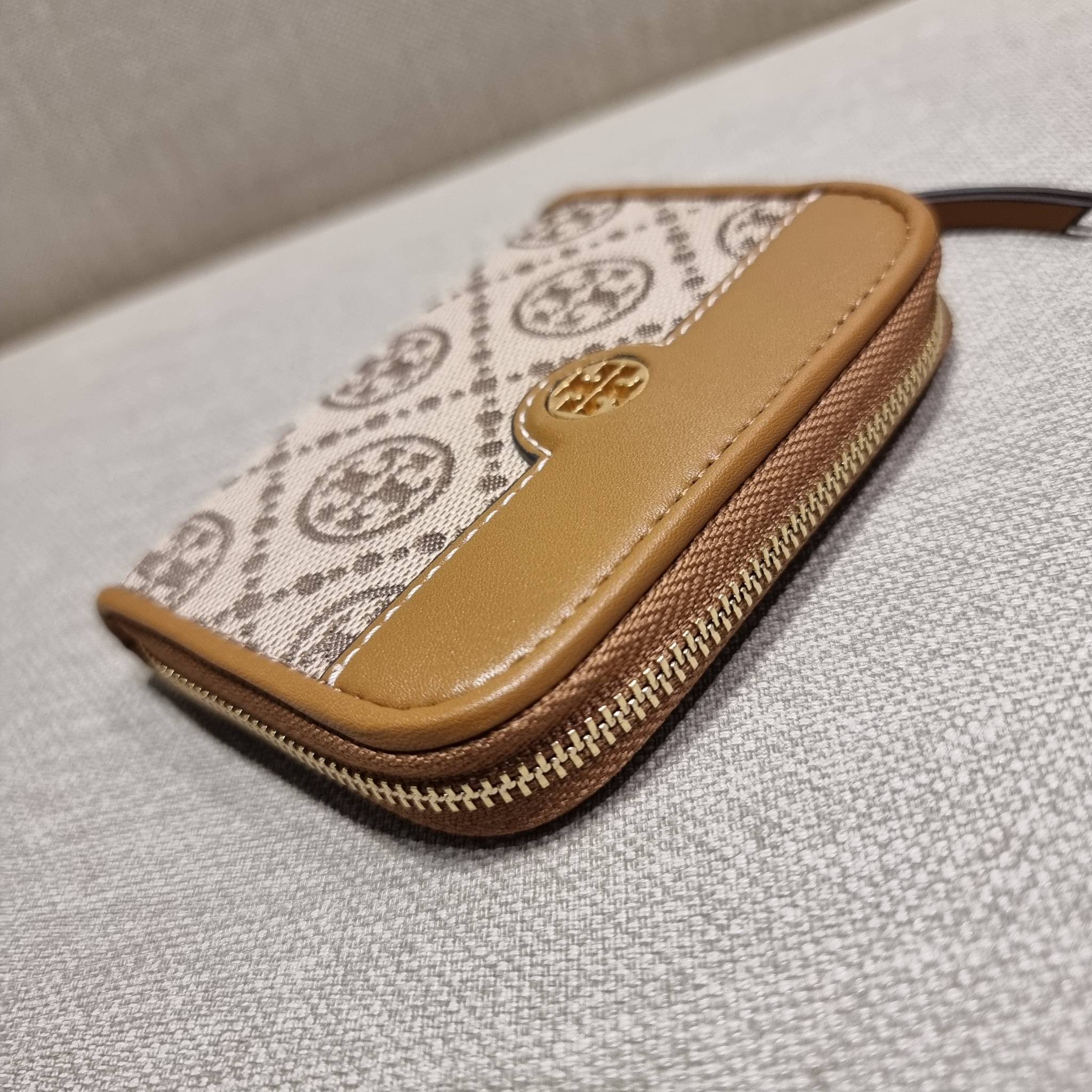 TORY BURCH T MONOGRAM ZIP COIN CASE จัดไปเลยจ้า กับกระเป๋าสตางค์รับทรัพย์ ใบสั้น สวยหรู ขนาดเหมาะมือ ถือแล้วขับผิว วัสดุผ้า jacquard ตัดสลับหนังแท้ รูดเปิด-ปิดด้วยซิป ภายในมีช่องใส่บัตร ใบนี้ใส่เหรียญ ใส่ธนบัตรได้ (พับ) พกพาได้สะดวก ไม่กินพื้นที่กระเป๋าใบ