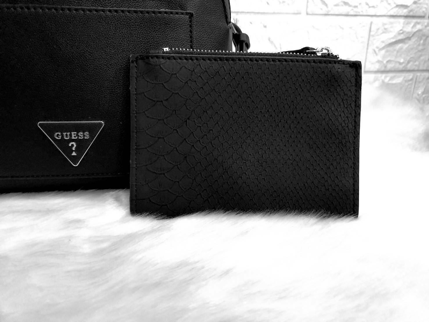 GUESS WOMAN'S BACKPACK กระเป๋าสะพายเป้หนังสวยขนาดกำลังดี สกีนโลโก้รอบใบ น้ำหนักเบา ด้านหน้าประดับโลโก้แบรนด์สามเหลี่ยมโดดเด่น มีลูกเล่นที่ช่องด้านหน้าสามารถถอดออกถือเป็นครัชได้นะคะ ตัวกระเป๋าเปิดปิดด้วยซิปเป็นหลัก ภายในกว้าง บุด้วยผ้าสกีนลายโลโก้แบรน