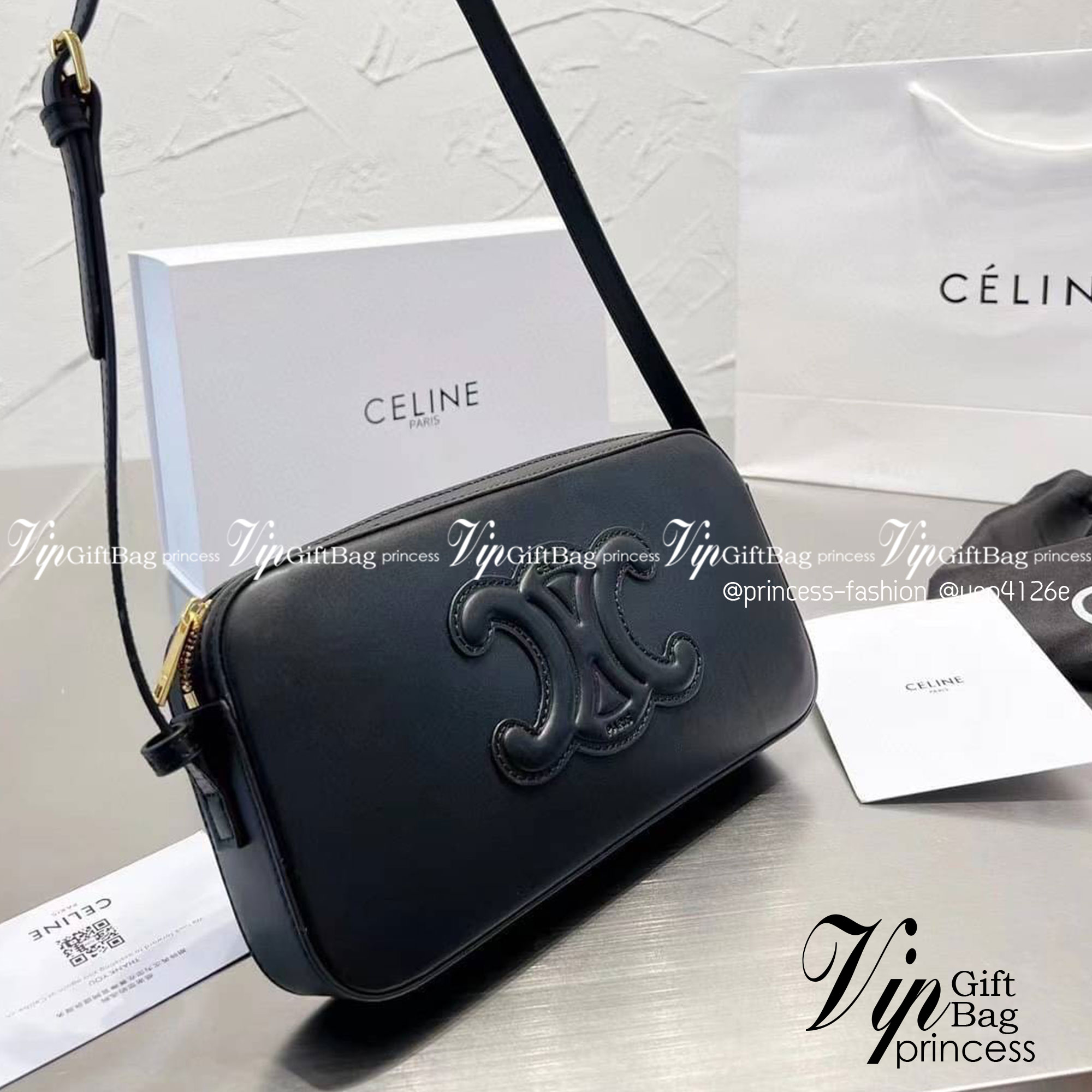 CELINE Cuir Triomphe Camera Bag / CELINE CAMERA SHOULDER BAG CUIR TRIOMPHE in smooth calfskin กระเป๋าสะพายเซลีนทรงมินิมอล ทรงสี่เหลี่ยมผืนผ้าที่อัดแน่นไปด้วยกลิ่นอายความคลาสสิกตามแบบฉบับแบรนด์ เพิ่มความหรูหราและโดดเด่นด้วยการตกแต่งด้วยโลโก้เด่นชัดด้านหน้า