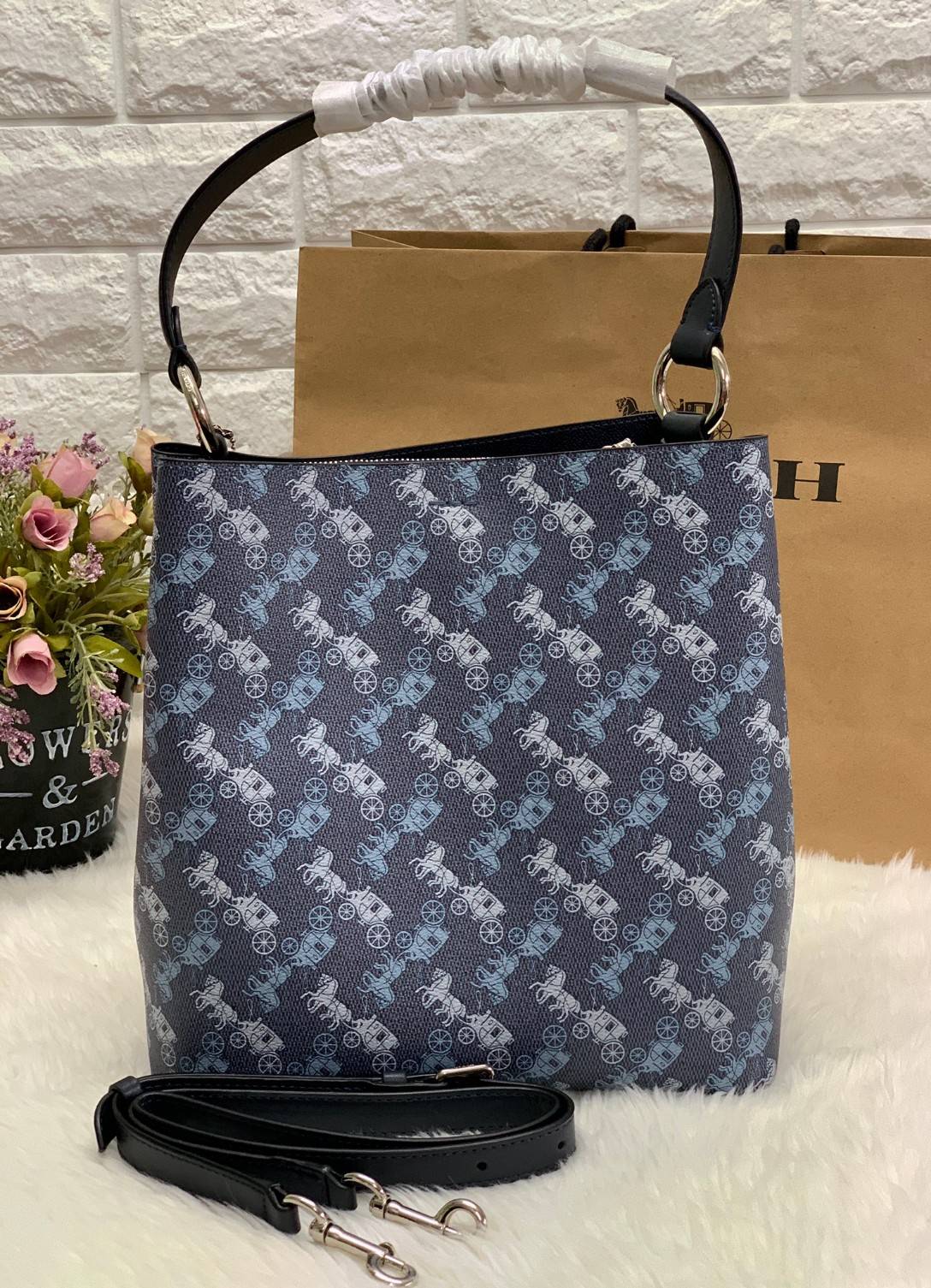 COACH TOWN BUCKET BAG WITH HORSE AND CARRIAGE PRINT ((2081-236)) 🔺กลับมาแล้ว ตามคำเรียกร้องค่ะ! กระเป๋าคล้องไหล่//สะพายข้างได้ วัสดุ pvc อย่างดี หนังนิ่มป่องพองตัวสวยงาม ลายรถม้าทั้งใบค่ะ ภายในกระเป๋าแบ่งเป็น2ช่องหลัก เปิดปิดแบบกระดุมแม่เหล็ก ภายใ