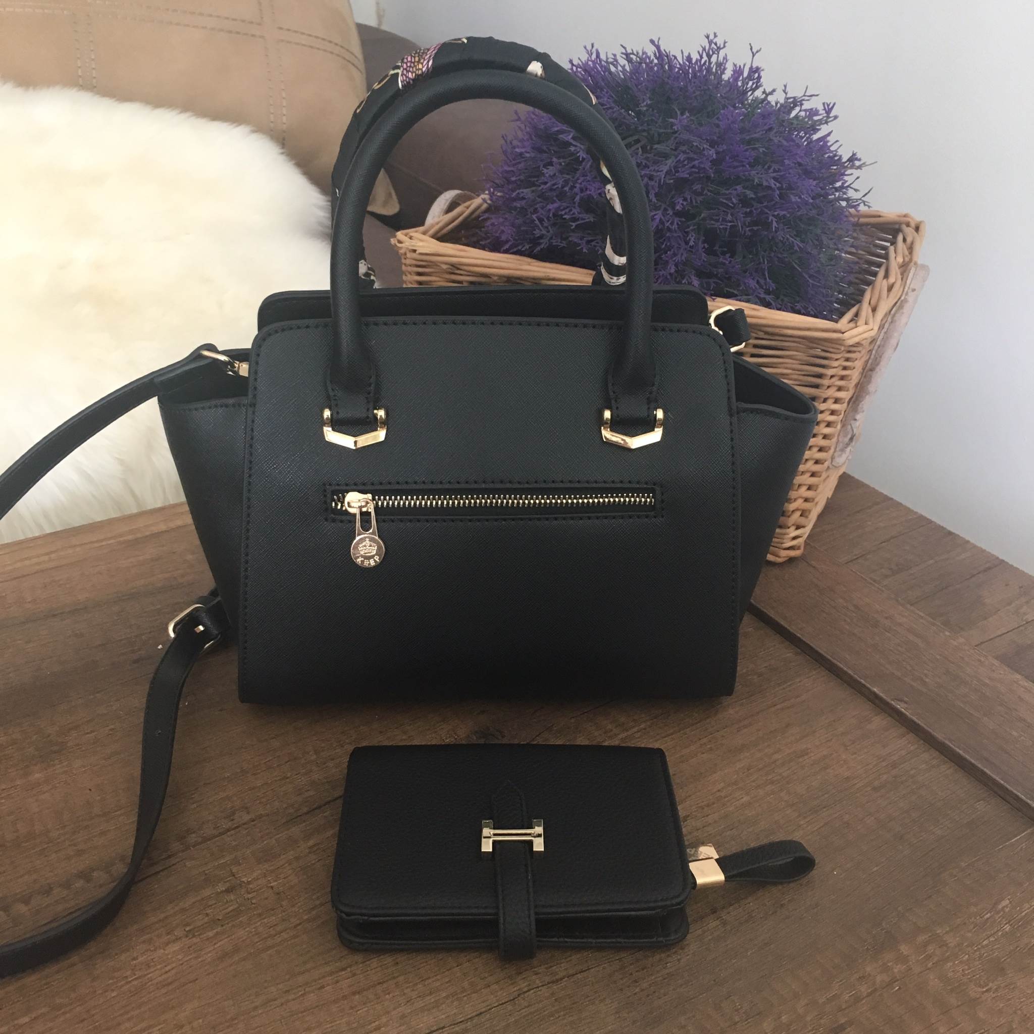 รุ่นใหม่ล่าสุด หนัง saffiano สวยมากๆค่า รุ่น KEEP Infinite office bag สวย น่ารัก ขนาดตอบทุกโจทย์การใช้งาน เห็นแล้ว หลงรักเลยคะ 🌲ตัวกระเป๋าขนาดกำลังดีหนังsaffiano ลายสวยที่สำคัญ ดูแลรักษาง่าย ประดับด้วยผ้าพันหูกระเป๋ารุ่นพิเศษ ทำให้กระเป๋าเก๋ ขึ้น 