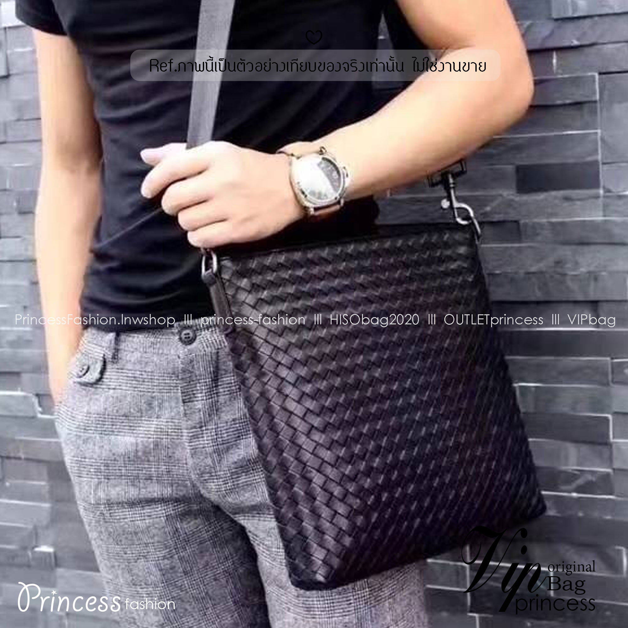 BOTTEGA VENETA Messenger Bag กระเป๋าสะพายทรงแมสเซนเจอร์ ดีไซส์สานเป็นเอกลักษณ์ของแบรนด์ รุ่นตามหาที่หนุ่มๆ ควรมี ดีไซส์เรียบหรู คลาสสิก ใช้งานง่าย everyday look จะซื้อใช้เองหรือเป็นของฝากก็เหมาะมากๆ ค่ะ