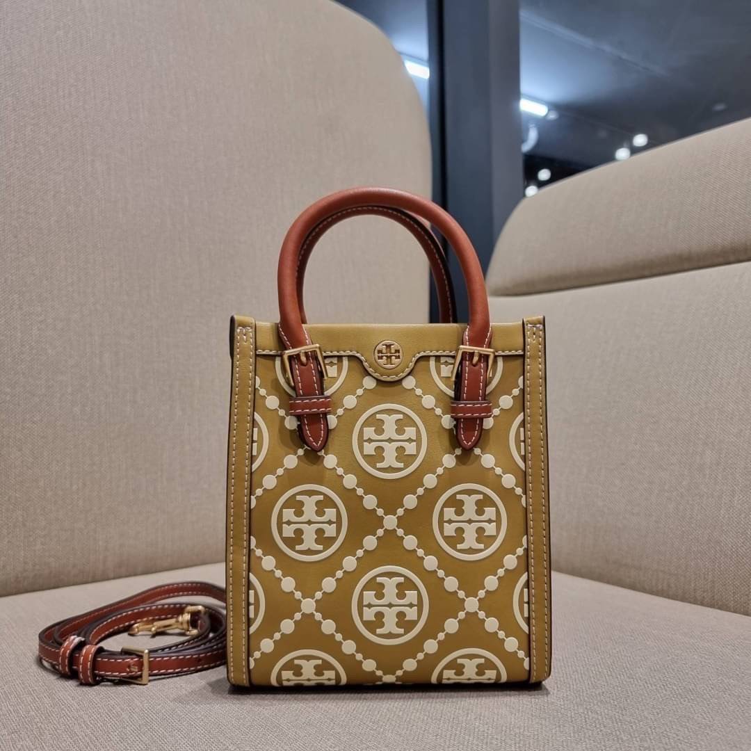 TORY BURCH T MONOGRAM EMBOSSED MINI TOTE สุดหรูกับกระเป๋าสะพายทรงโท้ท ไซส์มินิ ที่สร้างความหรูหราให้ตัวกระเป๋าด้วยดีเทลลายนูน แต่งแต้มลวดลายเอกลักษณ์ สีลูกคุณมากๆ!! วัสดุหนังแท้ ผิวสัมผัสดี ปากกระเป๋ามีแถบแม่เหล็กกันของหล่นได้ ภายในโล่ง ใส่ของจำเป็นได้ โท