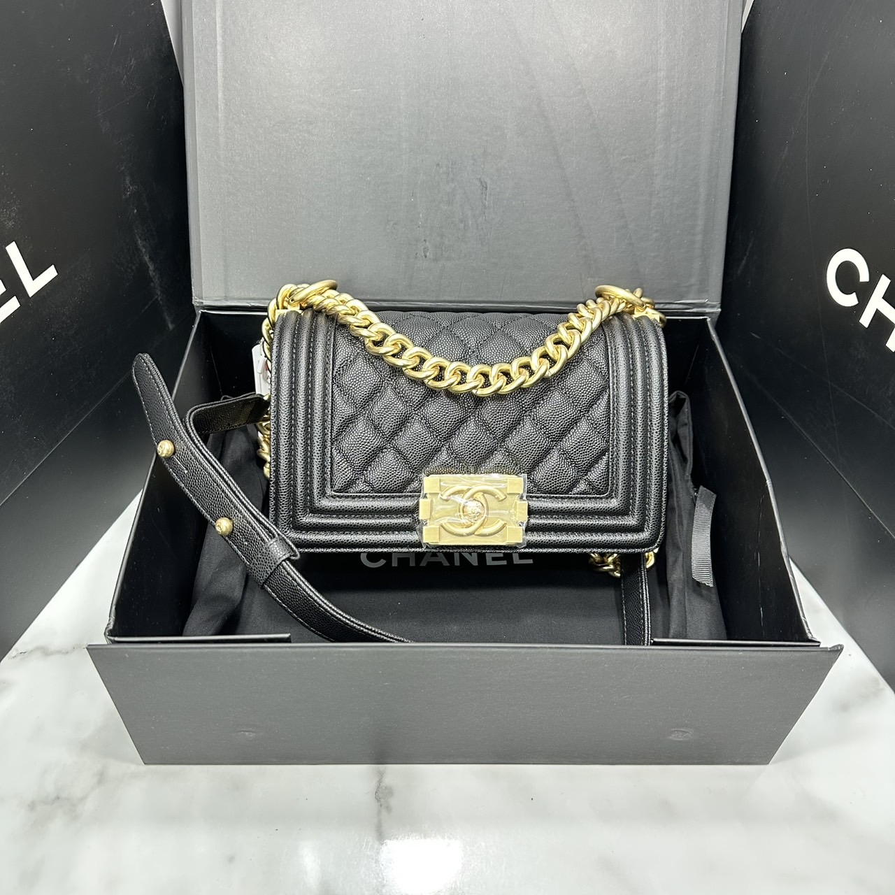 ORI หนังแท้ | CHANEL Boy 20cm shoulder bag กระเป๋าสะพายรุ่นยอดนิยม หรูหราระดับตำนาน สวยงามเหนือกาลเวลา