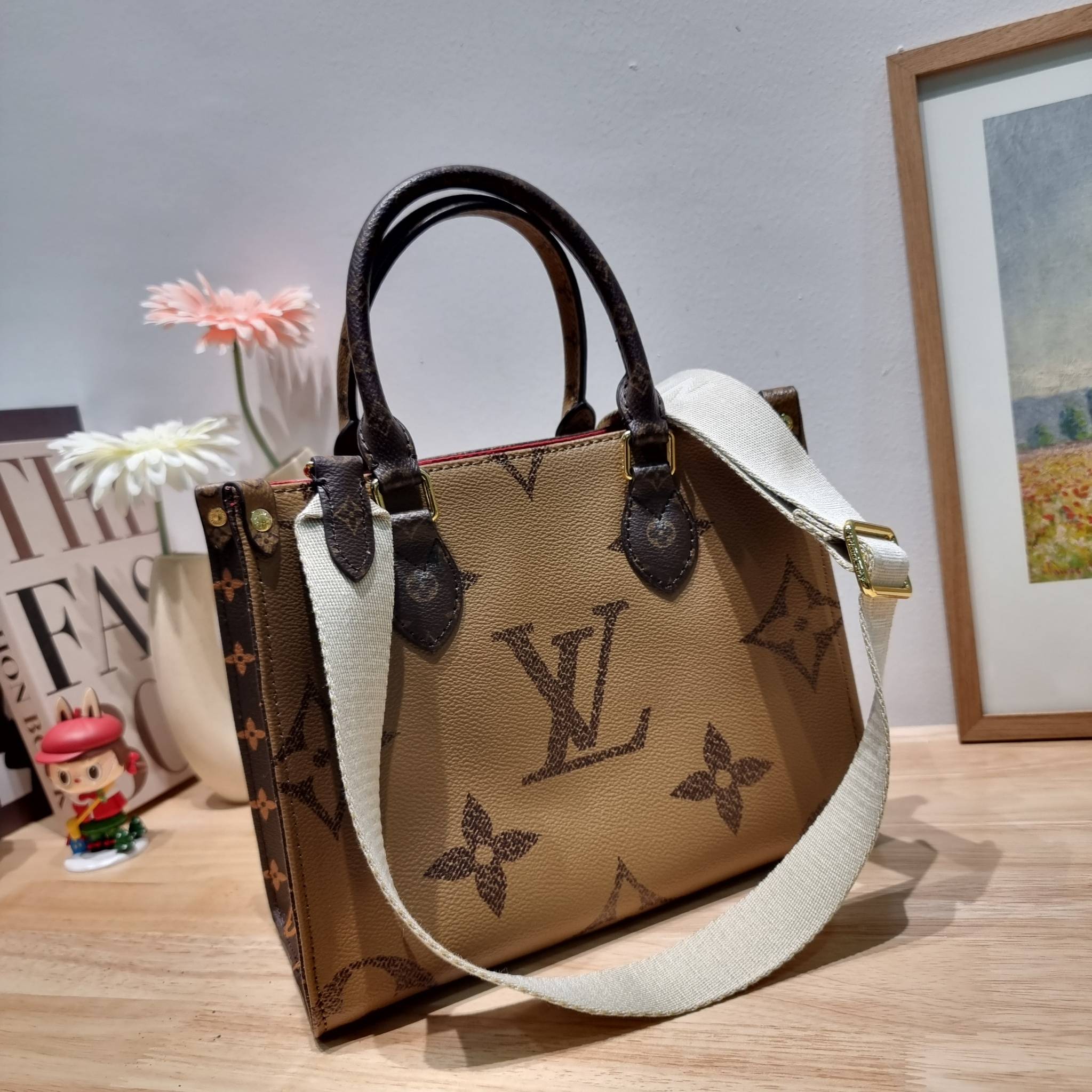 LV Onthego Small Bag กระเป๋าทรงโท้ทดีไซน์ใหม่ พร้อมสายสะพายสปอร์ตและใบลูก LV small tote with strap โทนสีคลาสสิคใช้งานง่าย ตอบโจทย์ได้ทุกลุค ทุกสไตล์