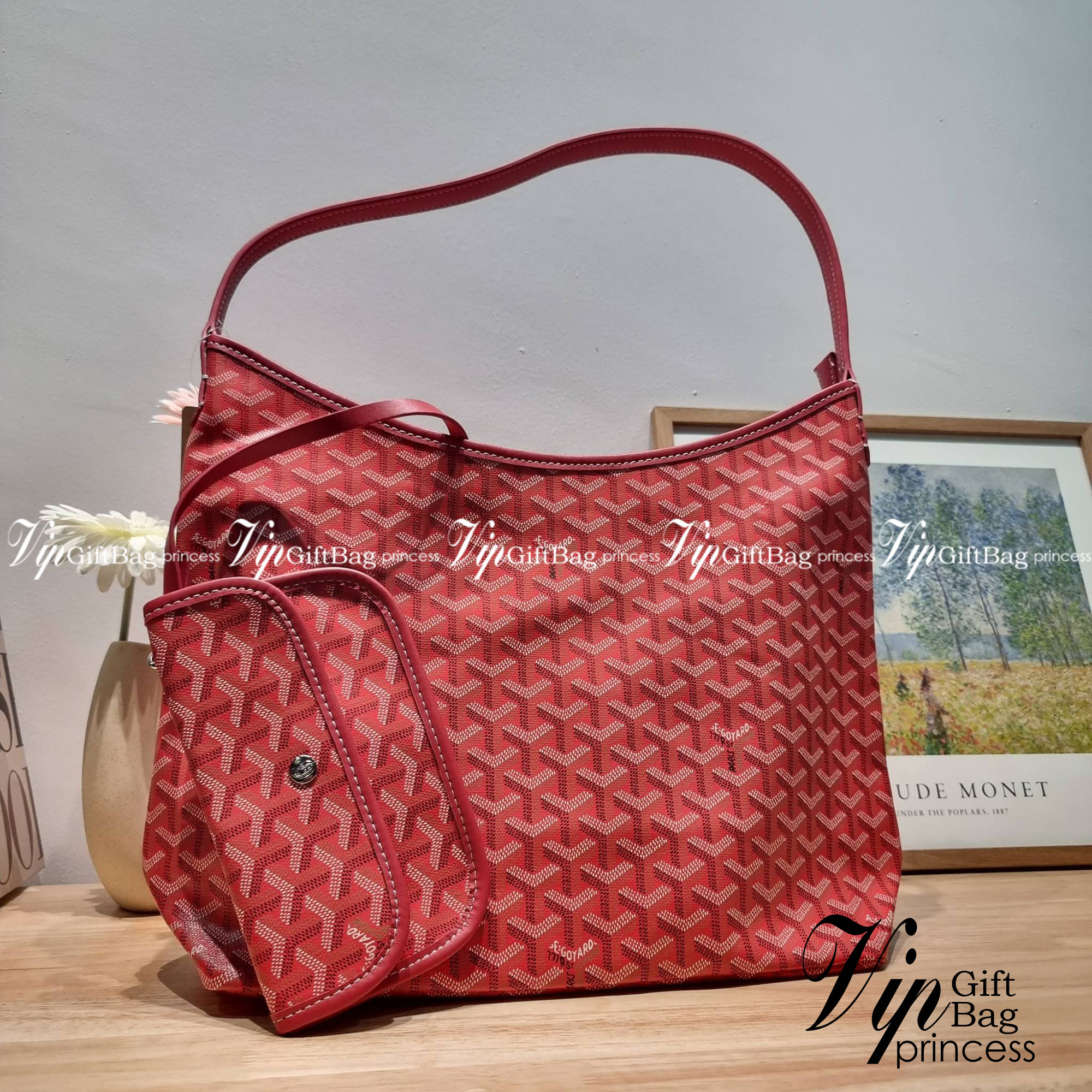GOYARD BOHEME HOBO BAG / GOYARD HOBO กระเป๋าสะพายทรงโฮโบ ใบใหญ่จุใจ!! มาครบสีขายดี เลิศทุกสี รูปทรงคลาสสิค ดีไซน์เป็นเอกลักษณ์ วัสดุหนังแคนวาสพิมพ์ลายสวยคม ปากกระเป๋ามีซิปเปิด-ปิดกันของหล่นได้ ภายในโล่งกว้างมาก มาพร้อมสายคล้องในตัว ทนทาน สะพายสวยๆได้ทุกวั