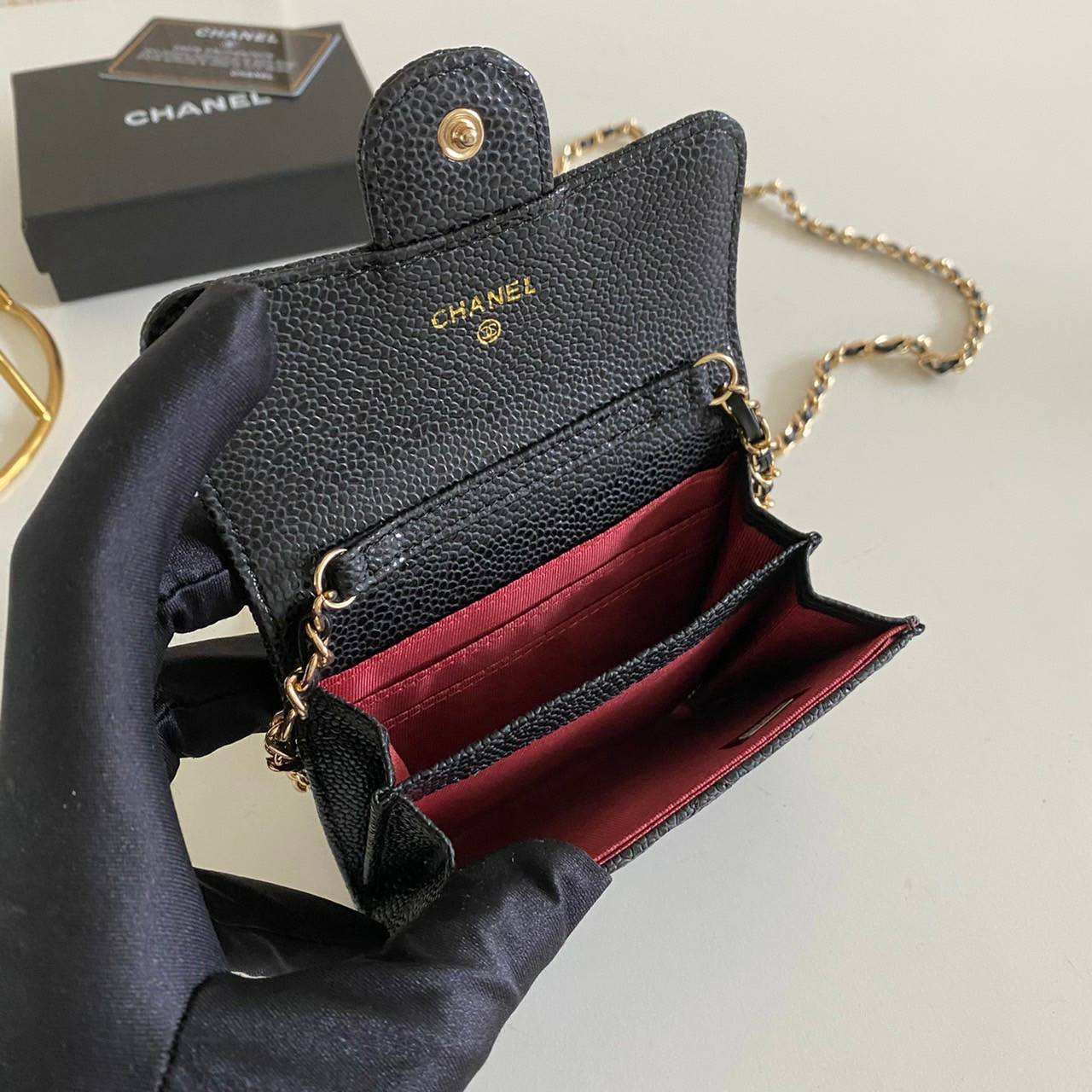 หนังแท้ Chanel wallet on chain / CHANEL BLACK CAVIAR BAG พร้อมส่งที่ไทย รุ่นยอดนิยมไอเท็มฮิตวัสดุหนังแท้คาเวียร์สวยคลาสสิคเปิดปิดด้วยฝาปิดกระดุมด้านหน้ามีโลโก้แบรนด์อะไหล่ทองสวยหรูดูดีมาพร้อมสายโซ่อะไหล่เงินและทองร้อยหนังจะสะพายไหล่ หรือ Crossbody ก็ดูดี 