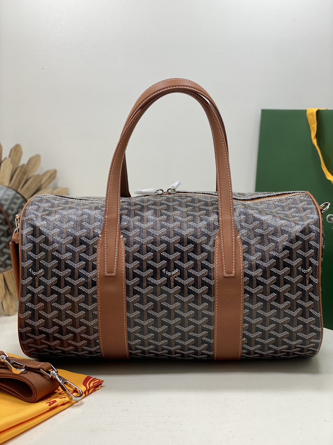 ORI หนังแท้ | Goyard Barrel 40 Sports Bag กระเป๋าสะพายทรง Keepall ใบใหญ่ ดีไซน์สปอร์ต ภายในโล่งกว้าง จุของได้เยอะ มีหูจับด้านบน เพิ่มฟังชั่นหูหิ้วด้านข้าง สะดวกใช้งาน