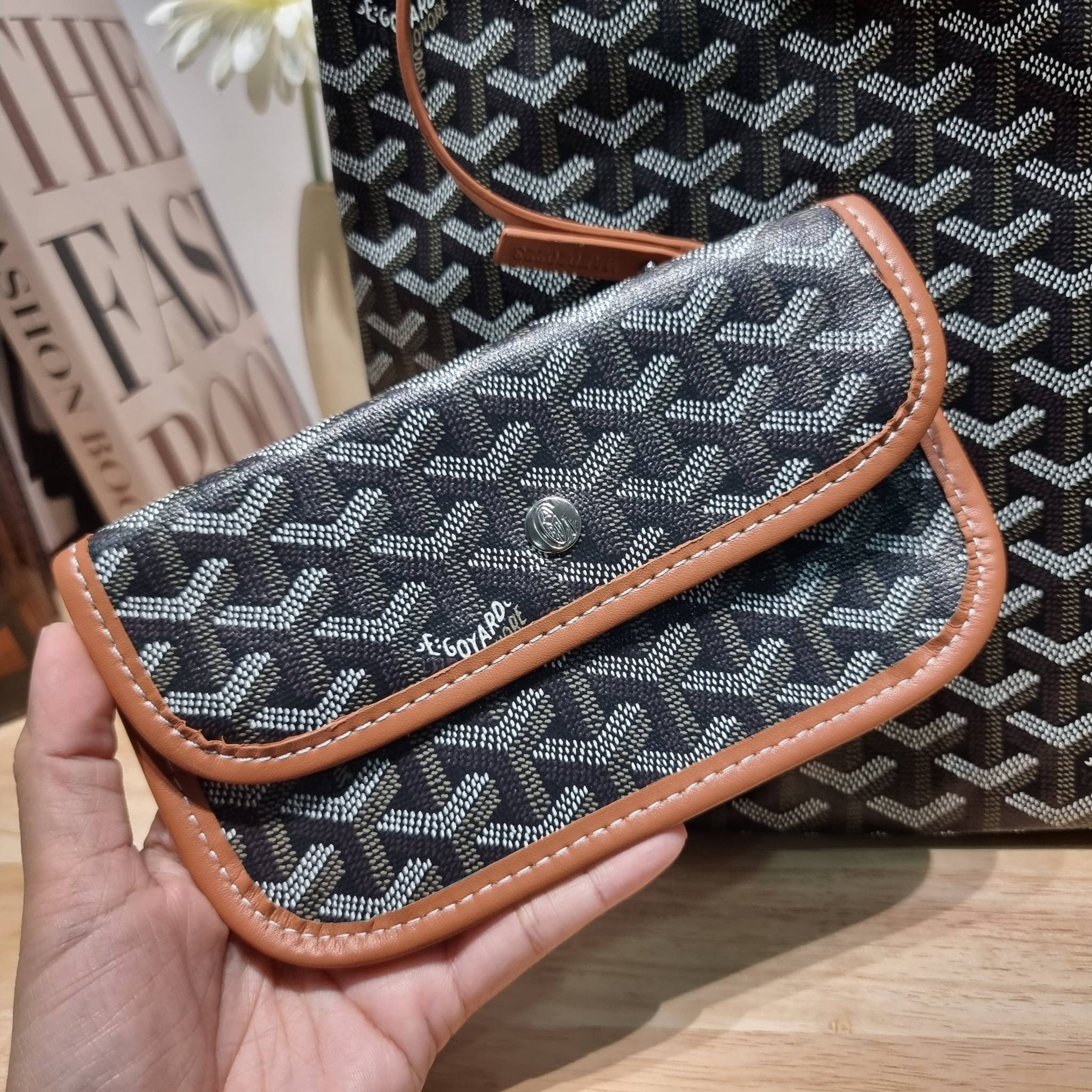 GOYARD BOHEME HOBO BAG / GOYARD HOBO กระเป๋าสะพายทรงโฮโบ ใบใหญ่จุใจ!! มาครบสีขายดี เลิศทุกสี รูปทรงคลาสสิค ดีไซน์เป็นเอกลักษณ์ วัสดุหนังแคนวาสพิมพ์ลายสวยคม ปากกระเป๋ามีซิปเปิด-ปิดกันของหล่นได้ ภายในโล่งกว้างมาก มาพร้อมสายคล้องในตัว ทนทาน สะพายสวยๆได้ทุกวั