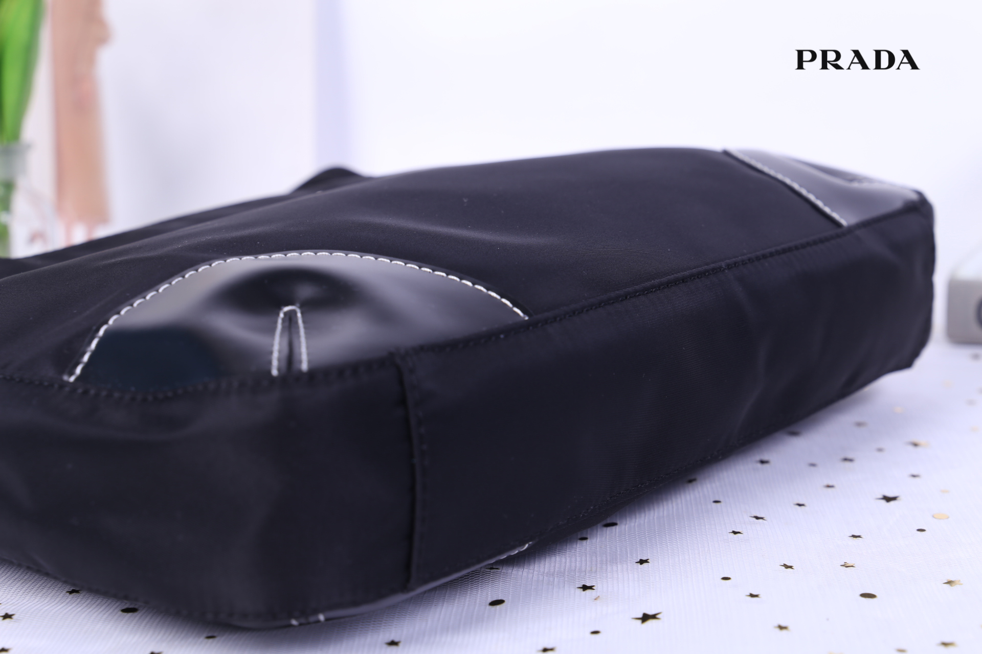 PRADA Shopping Bag / Prada Tessuto Tote Bag กระเป๋าสะพายไหล่ วัสดุ Nylon น้ำหนักเบา วัสดุทำจากไนลอนตัดกับหนัง ด้านหน้าประดับด้วยโลโก้แบรนด์