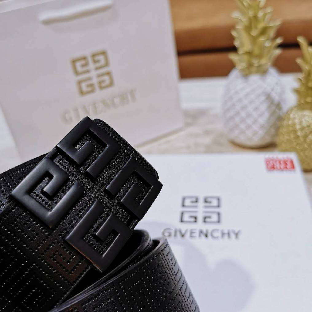 Givenchy Logo Leather Belt VIP Gift With Purchase (GWP) พรีเมี่ยมกิ๊ฟ Limited Edition จาก GIVENCHY PARFUME DUTYFREE วัสดุ Calfskin สีดำปั๊มลายแบรนด์สวยหรูดูดี หัวเข็มขัดโลโก้แบรนด์ 3D สายปรับระดับได้ ดีไซน์คลาสสิคเข้ากับทุกลุ๊คไม่มีเอ้าท์ ใช้ได้ทั้งชายและ