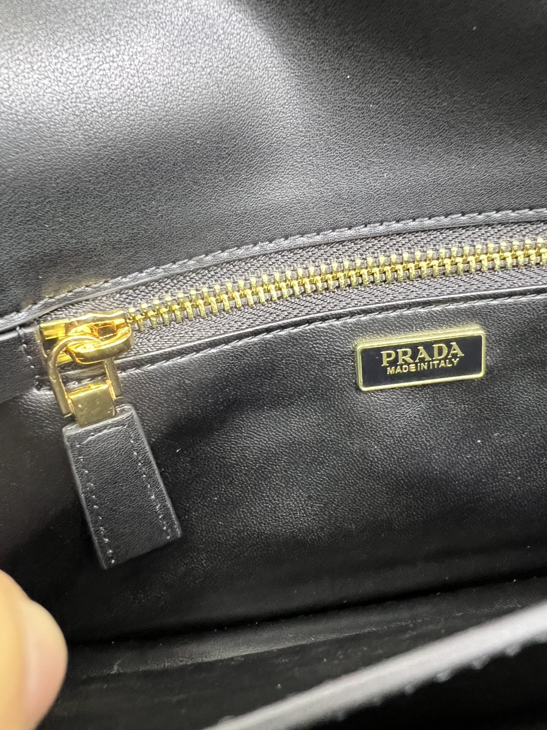 ORI หนังแท้ | 22cm Prada Soft Sound small leather shoulder bag with charms กระเป๋าสะพายทรงกล่อง รุ่นใหม่ล่าสุด มาแรงแบบเกินต้าน ด้วยดีไซน์เรียบ แต่มีกิมมิคเท่ห์ๆ ที่สายและพวงห้อยหลากสีสุดคิวท์
