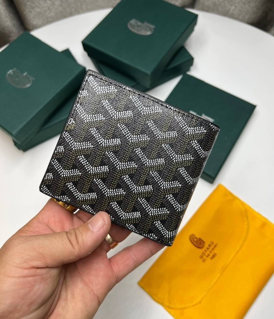 GOYARD WALLET / GOYARD Victoire Bifold Wallet พร้อมส่งที่ไทย เกรดเทพออริจินอล หนังเกรดดีสุด กระเป๋าสตางค์ผู้ชายใบสั้น พร้อมกล่องเขียวแบรนด์สวยหรู อีกรุ่นที่ยอดขายไม่เคยตก ภาพสินค้าถ่ายจากงานขายจริง ใช้งานต่างประเทศได้เลยค่ะ