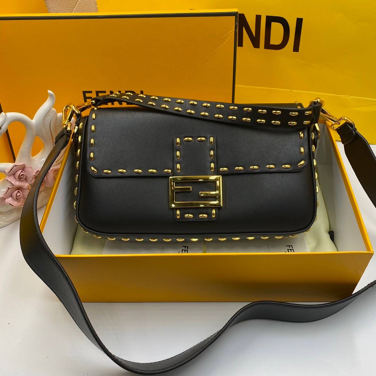 หนังแท้ Fendi Baguette full grain leather bag